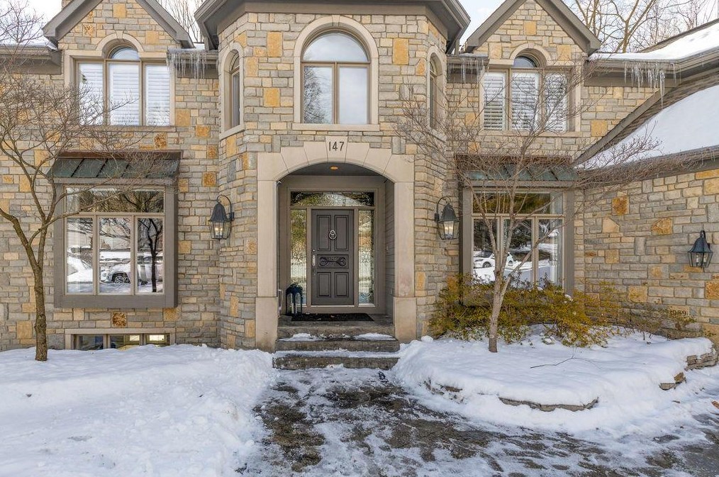 147 Lake Bluff Dr, Columbus, OH 43235-4642