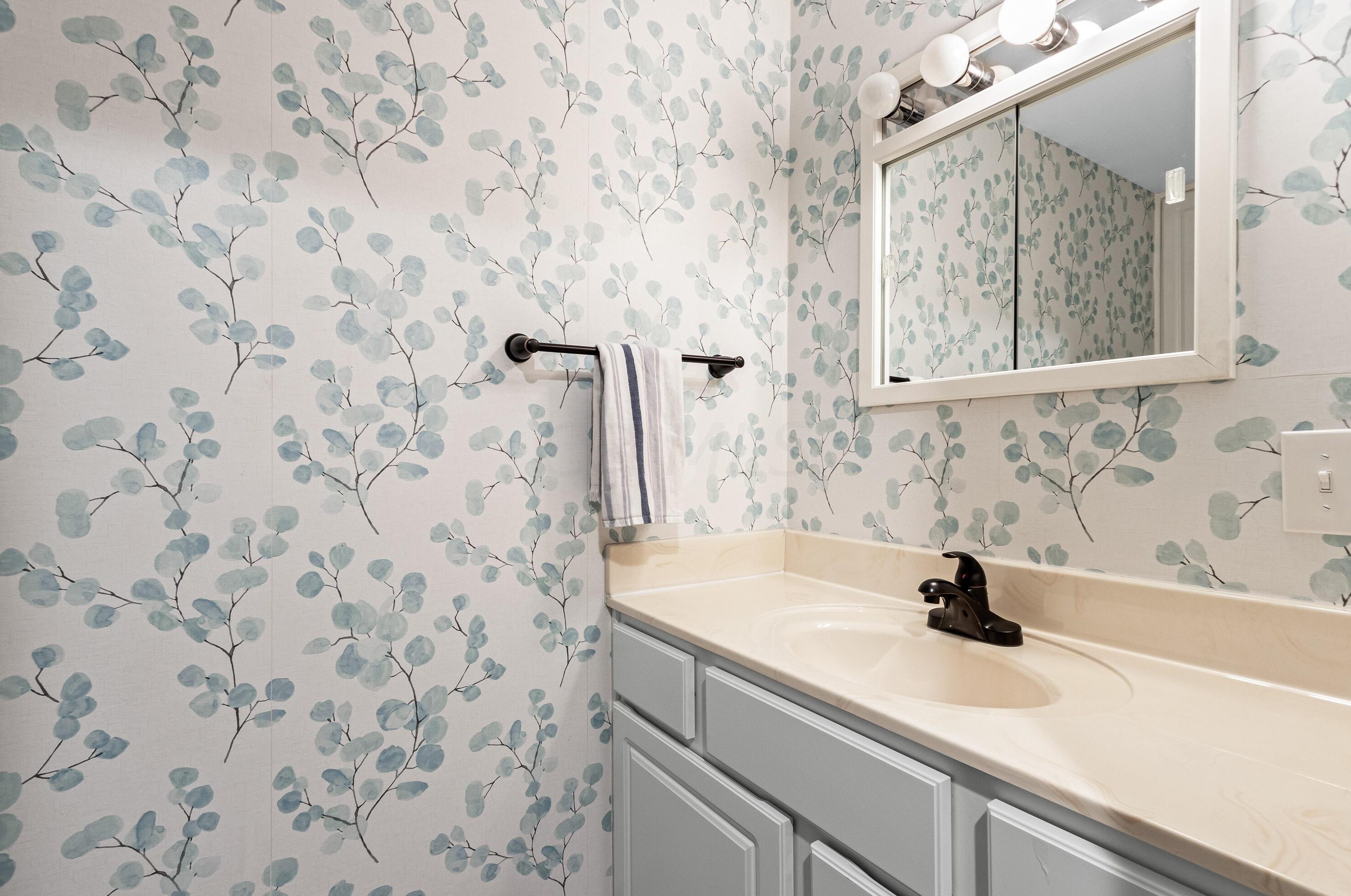 602 Cooke Rd, Columbus OH 43214-2822 exterior