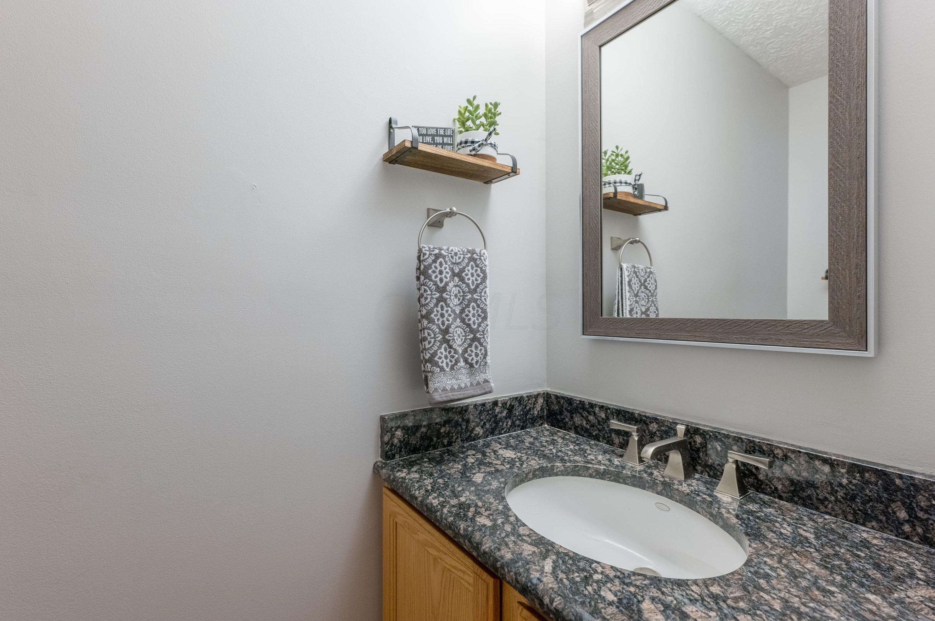 945 Leaflock Ct, Columbus OH exterior