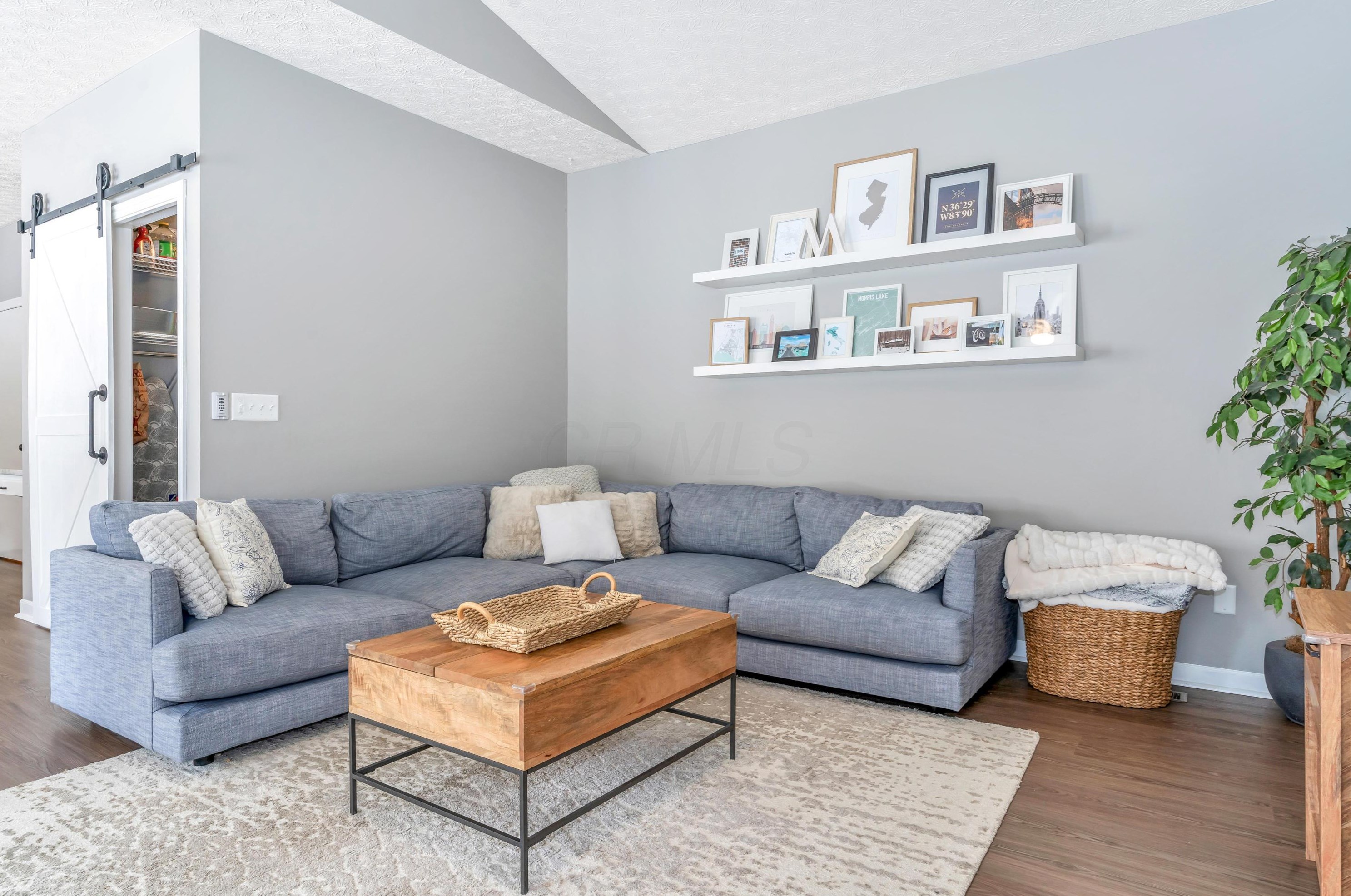 1099 Caroway Blvd, Columbus OH 43230-3217 exterior