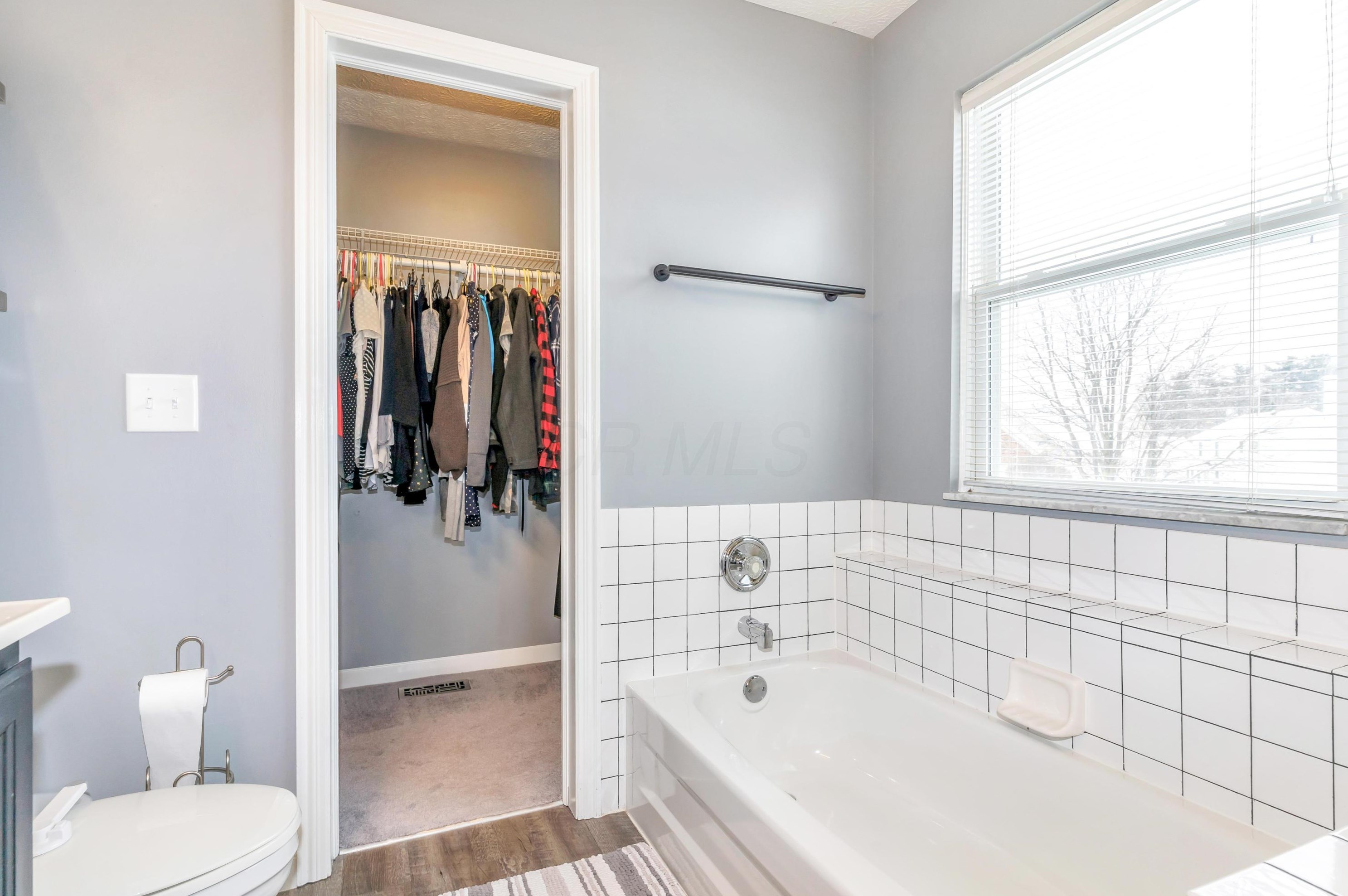 1099 Caroway Blvd, Columbus OH 43230-3217 exterior