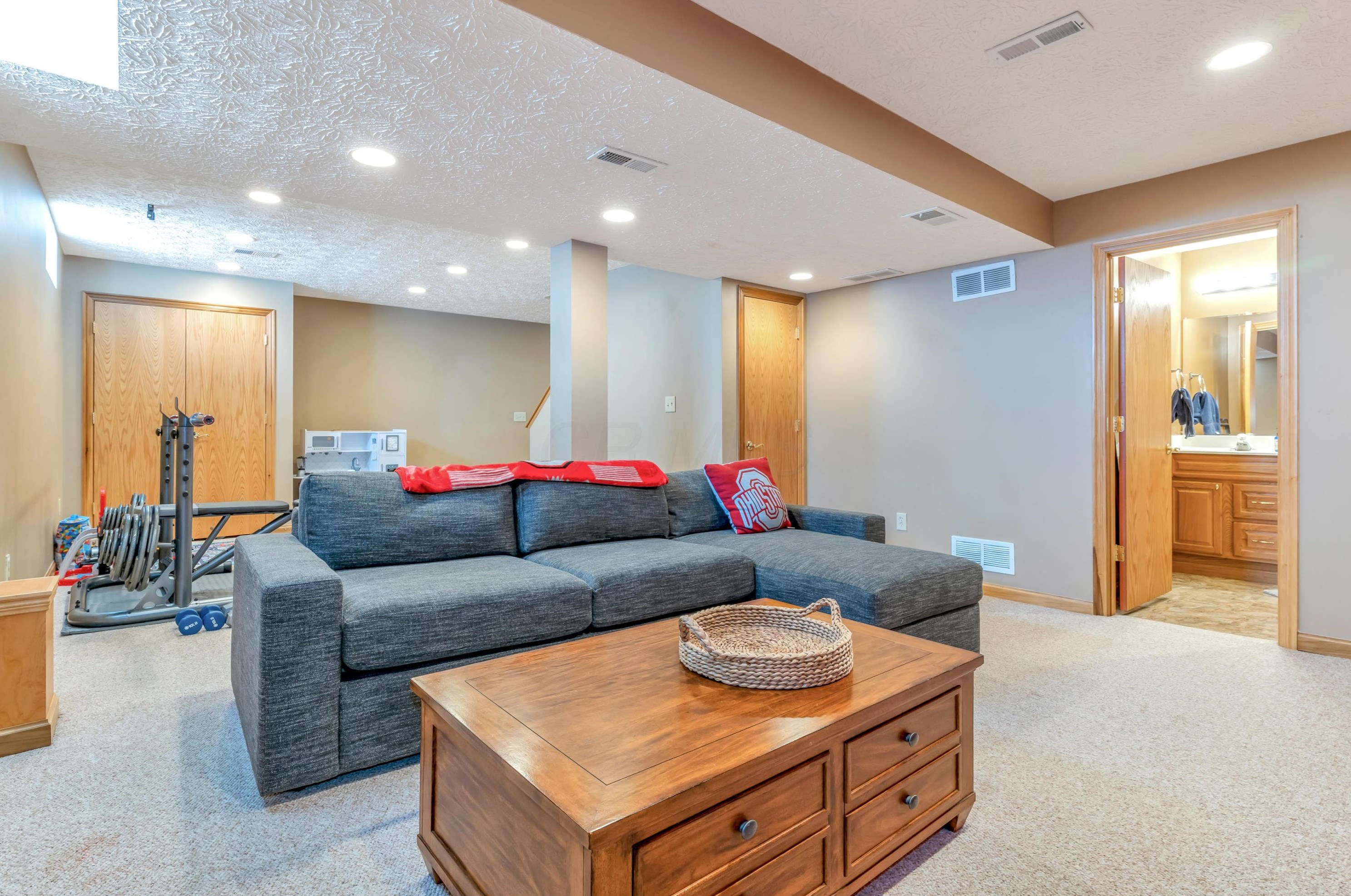 1099 Caroway Blvd, Columbus OH 43230-3217 exterior