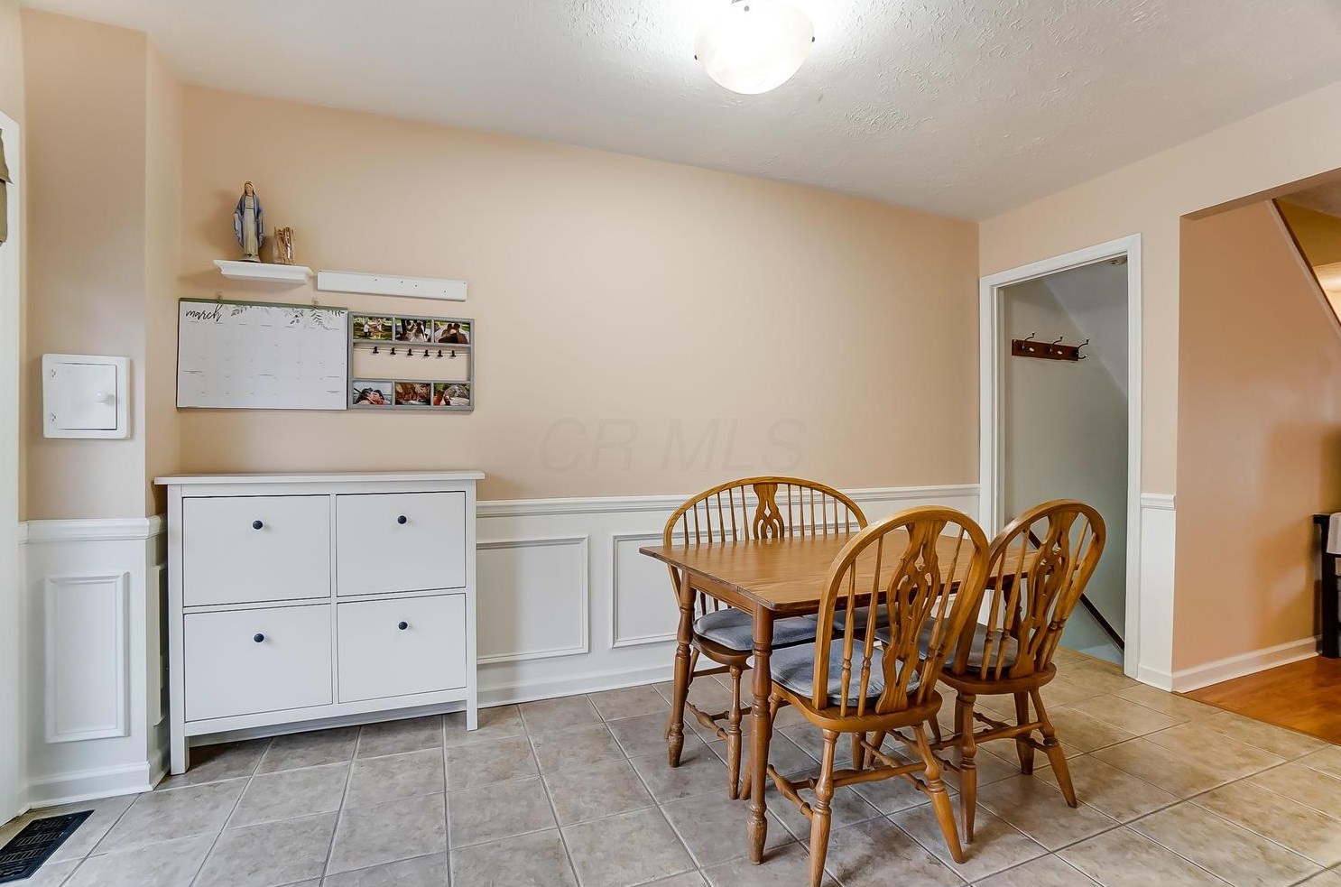 614 Dlyn St, Columbus OH 43228-2516 exterior