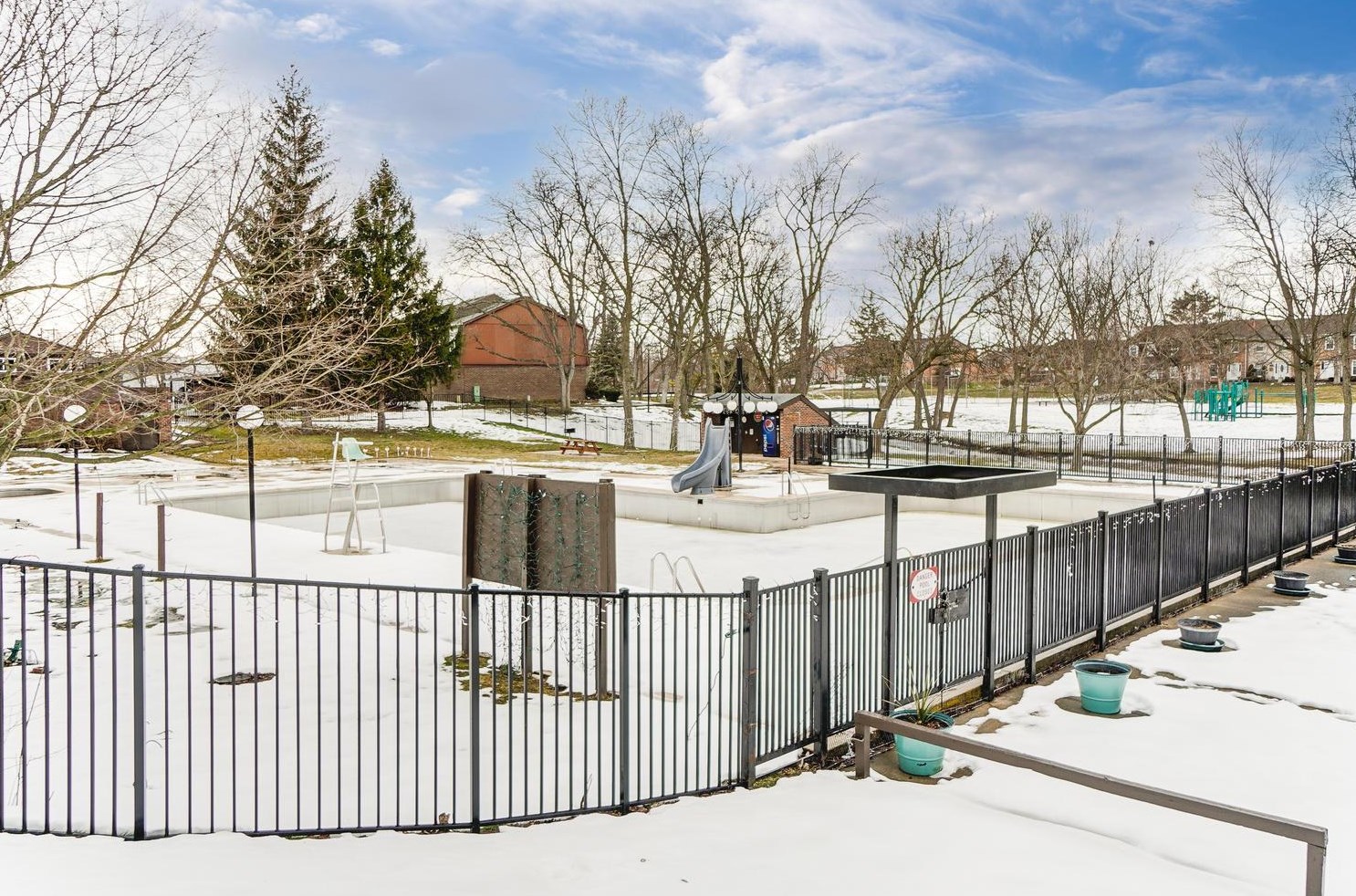 614 Dlyn St, Columbus OH 43228-2516 exterior