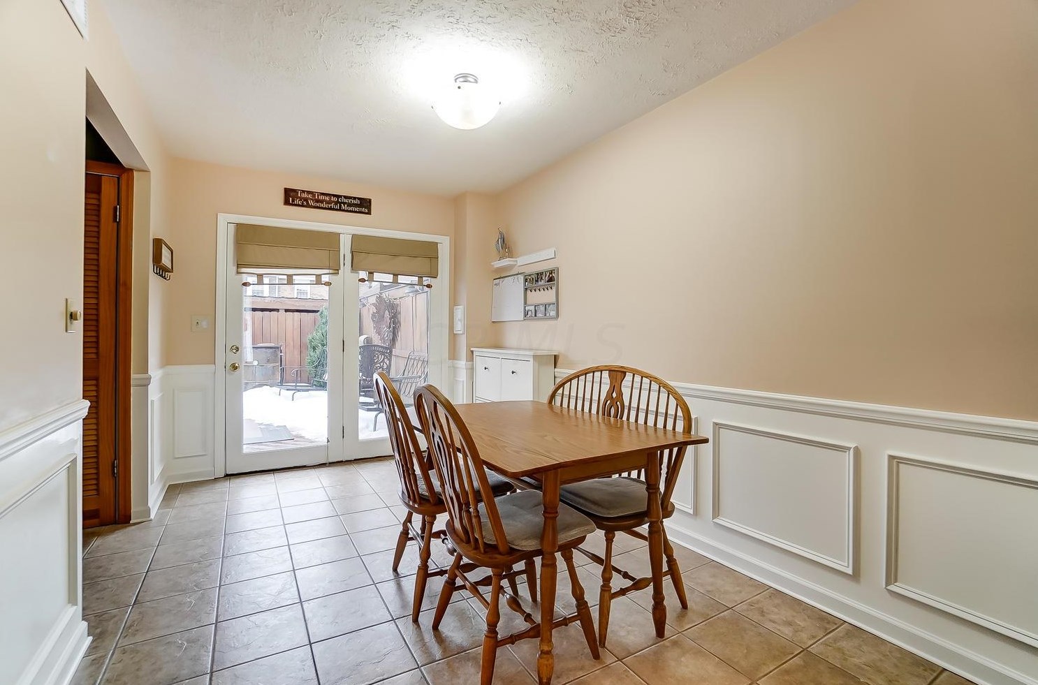 614 Dlyn St, Columbus OH 43228-2516 exterior