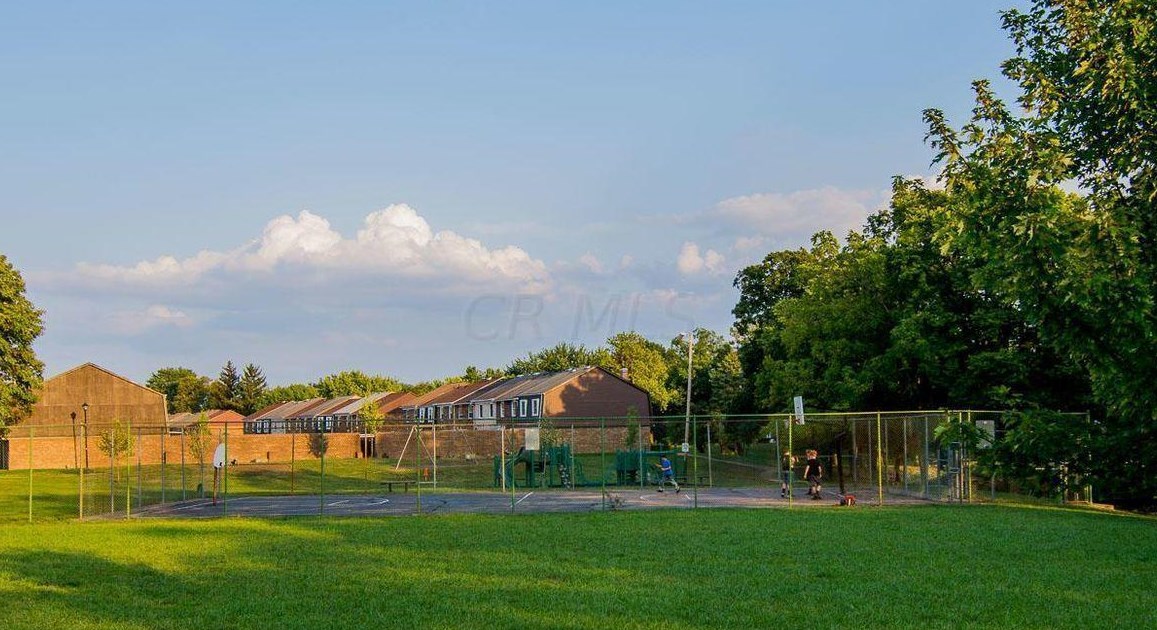 614 Dlyn St, Columbus OH 43228-2516 exterior