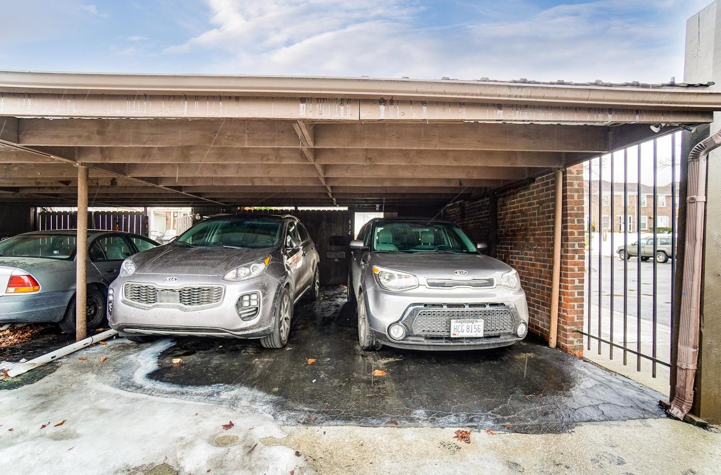 614 Dlyn St, Columbus OH 43228-2516 exterior