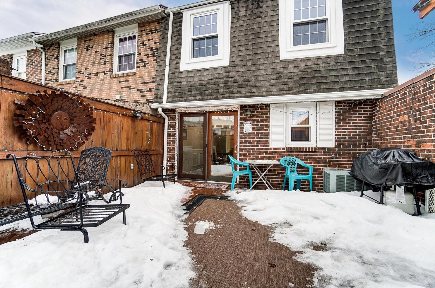 614 Dlyn St, Columbus OH 43228-2516 exterior