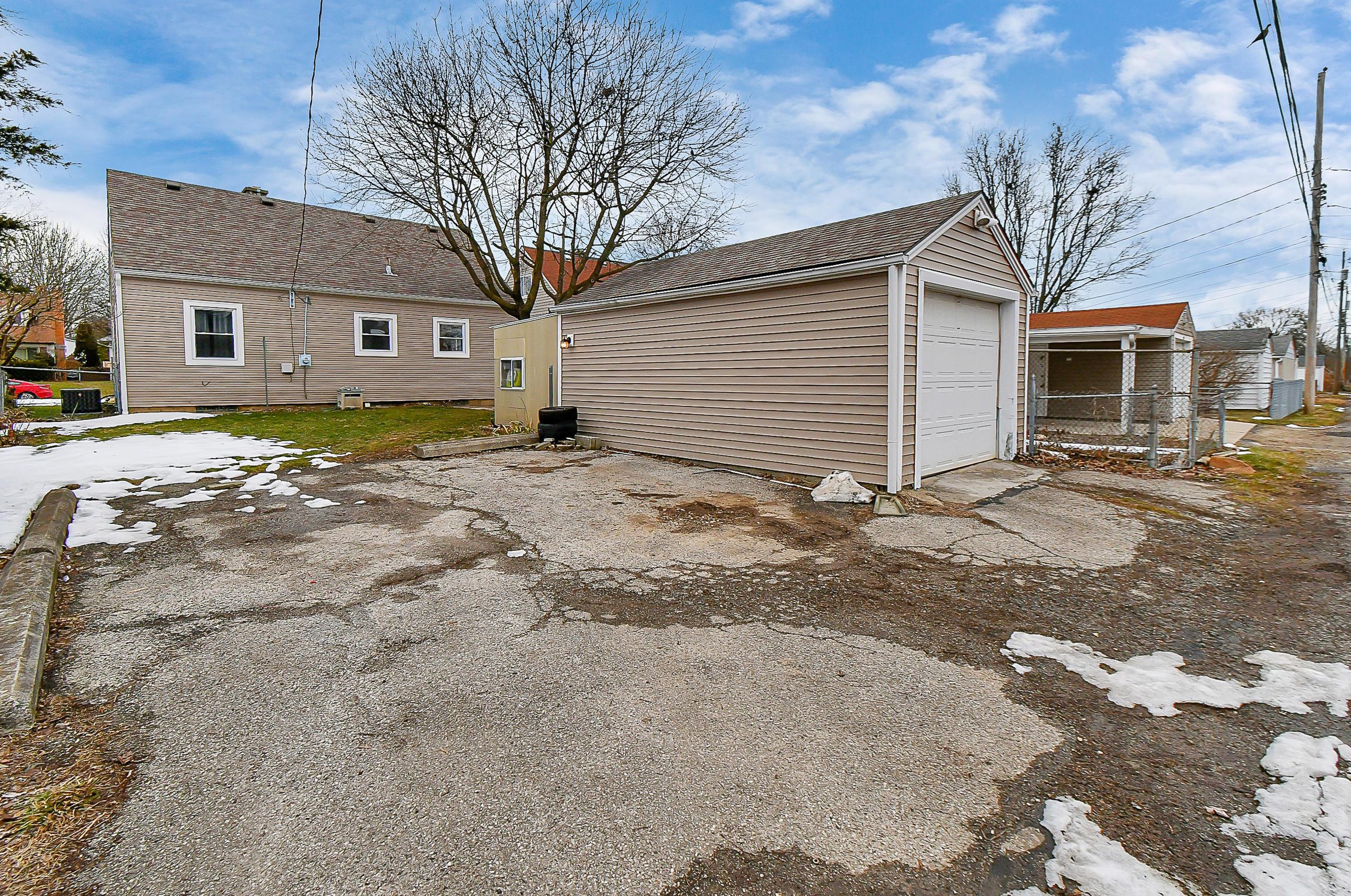 914 Chestershire Rd, Columbus OH 43204-2328 exterior