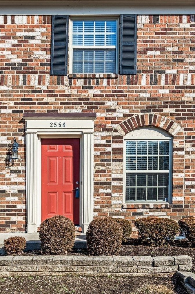 2558 Shore Line Ln, Columbus, OH 43221-3644
