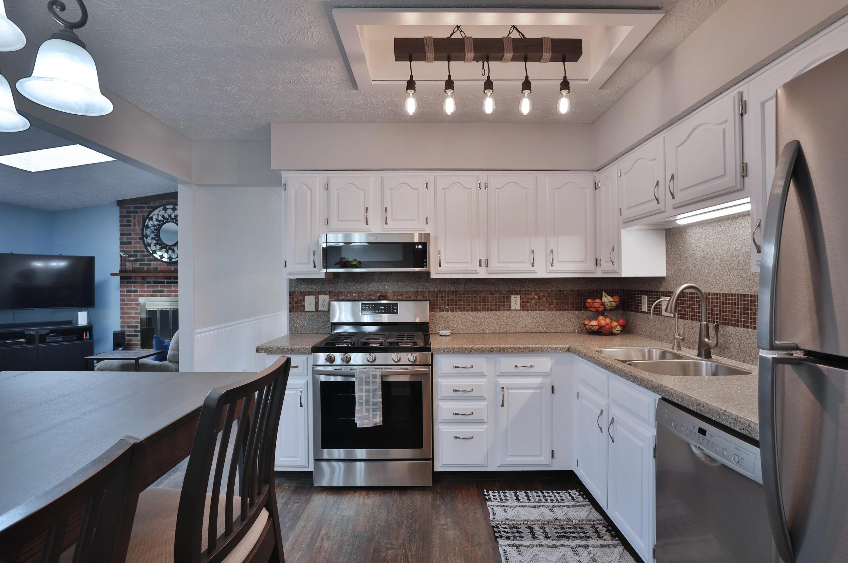 2206 Grn Is Dr, Columbus OH 43228-9432 exterior