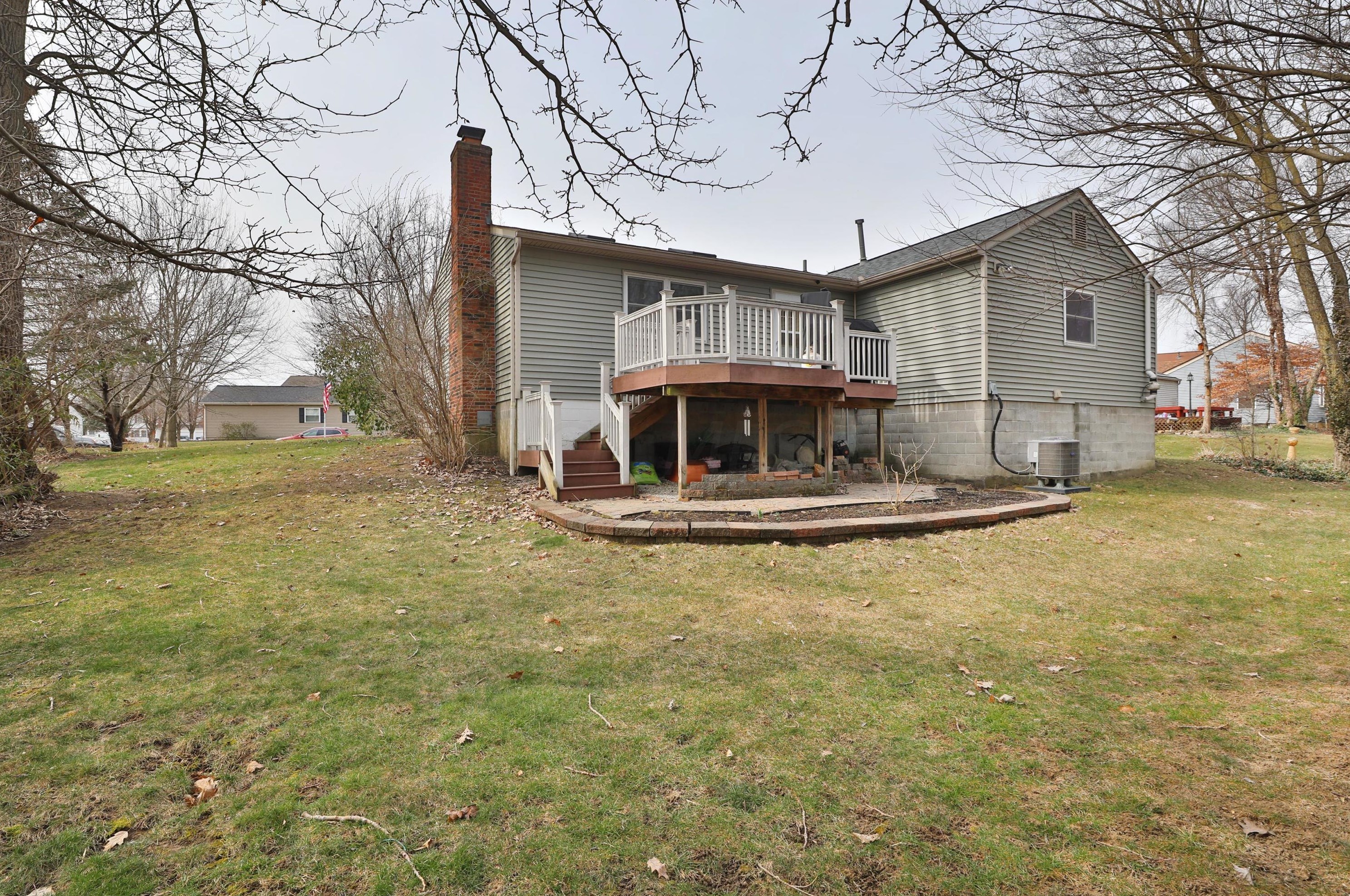 2206 Grn Is Dr, Columbus OH 43228-9432 exterior