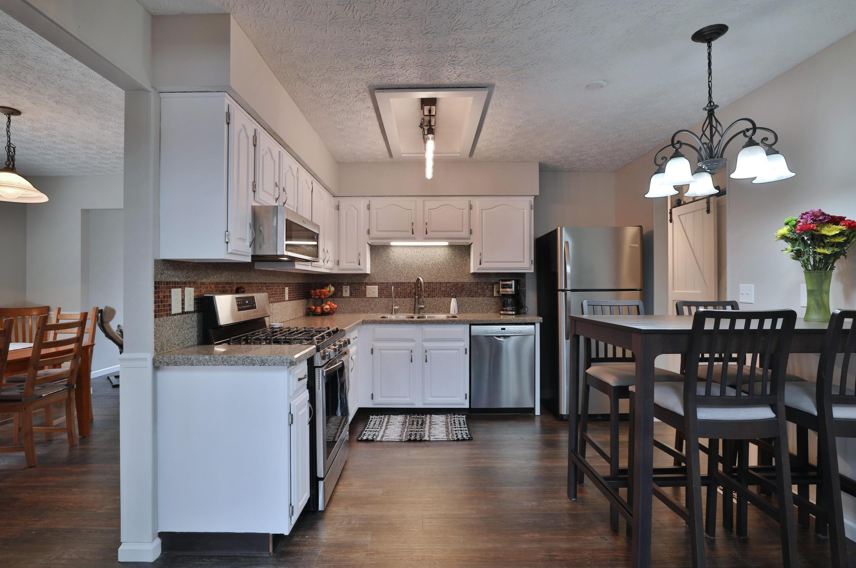 2206 Grn Is Dr, Columbus OH 43228-9432 exterior