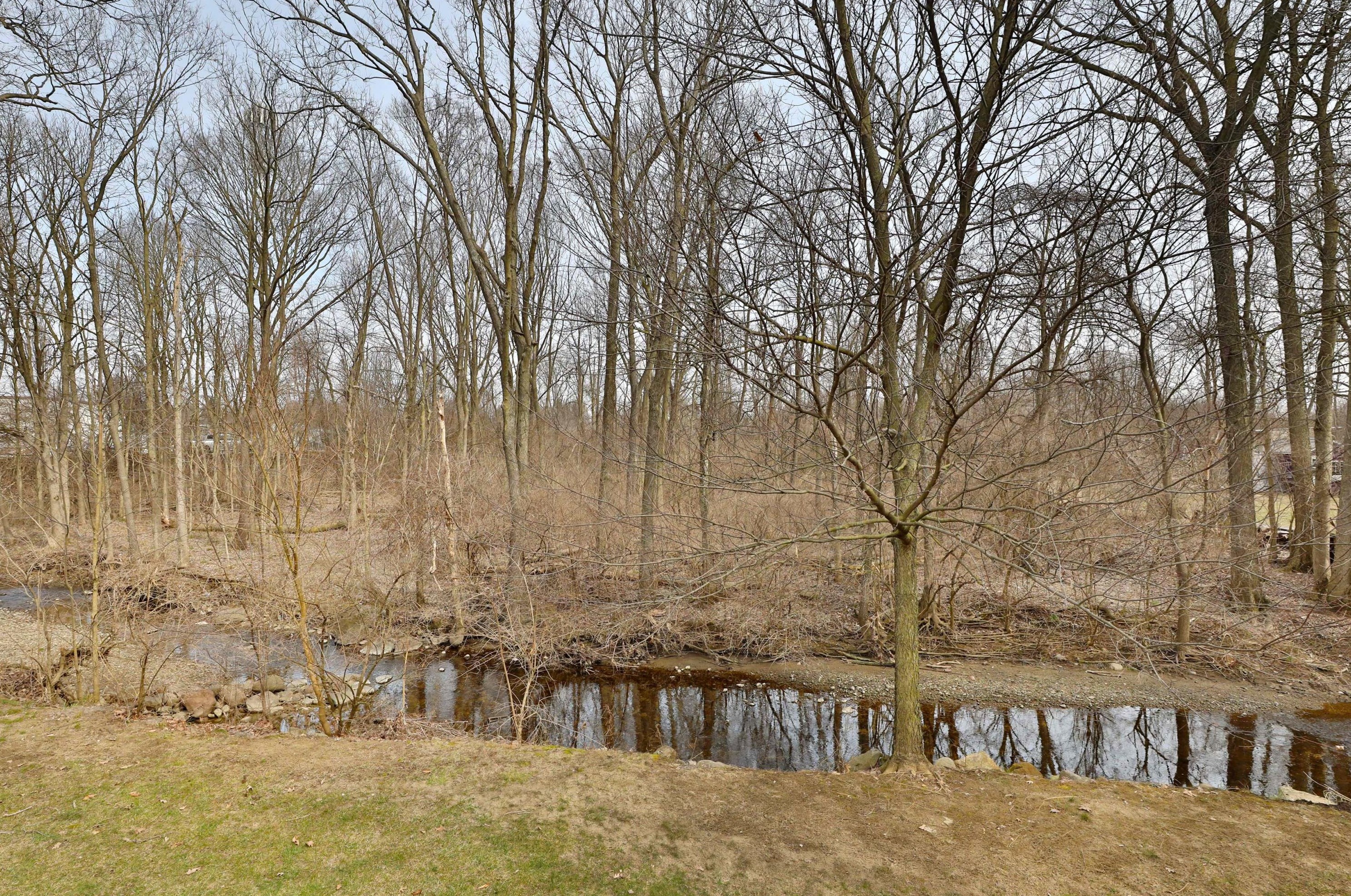 2206 Grn Is Dr, Columbus OH 43228-9432 exterior