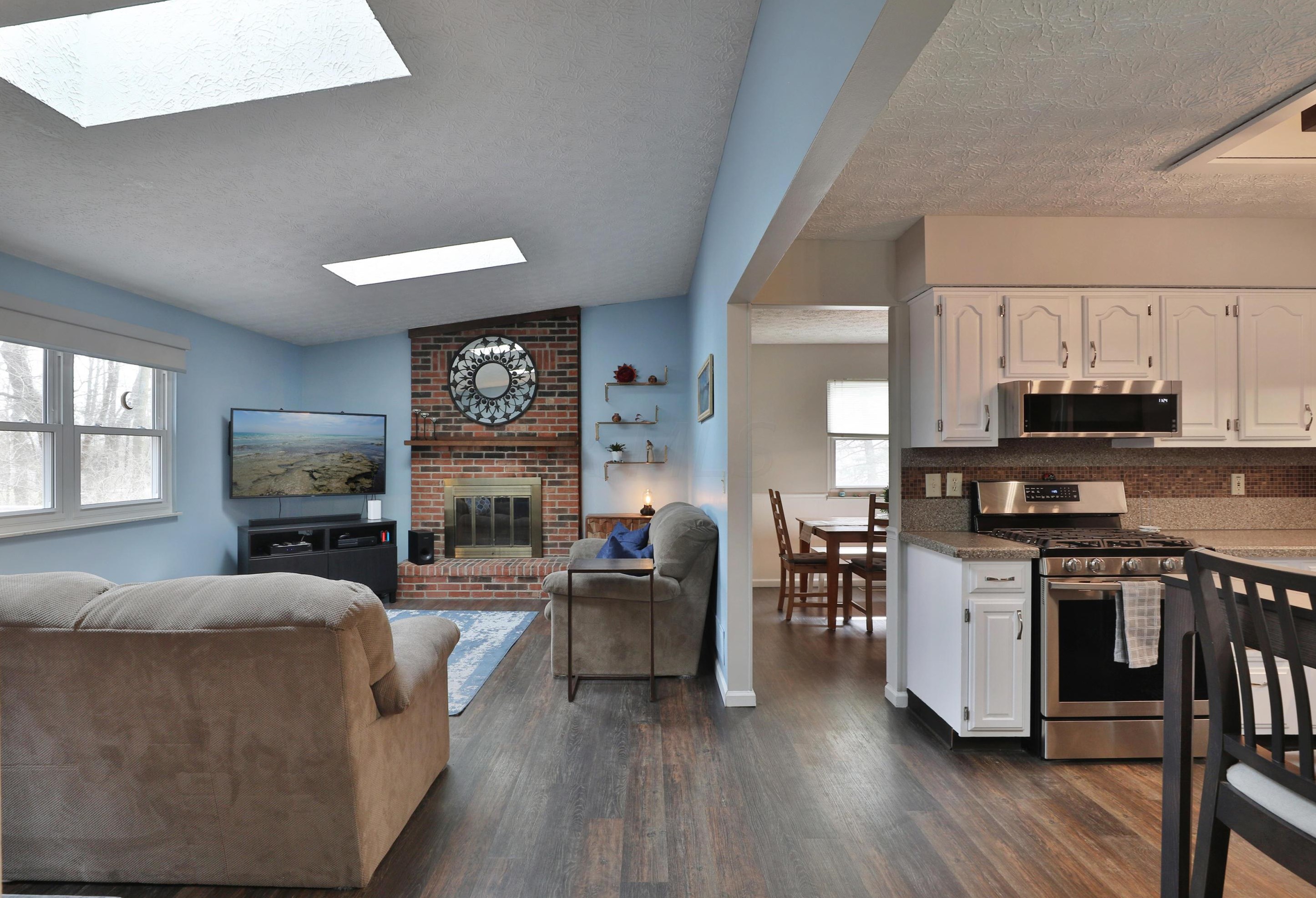 2206 Grn Is Dr, Columbus OH 43228-9432 exterior