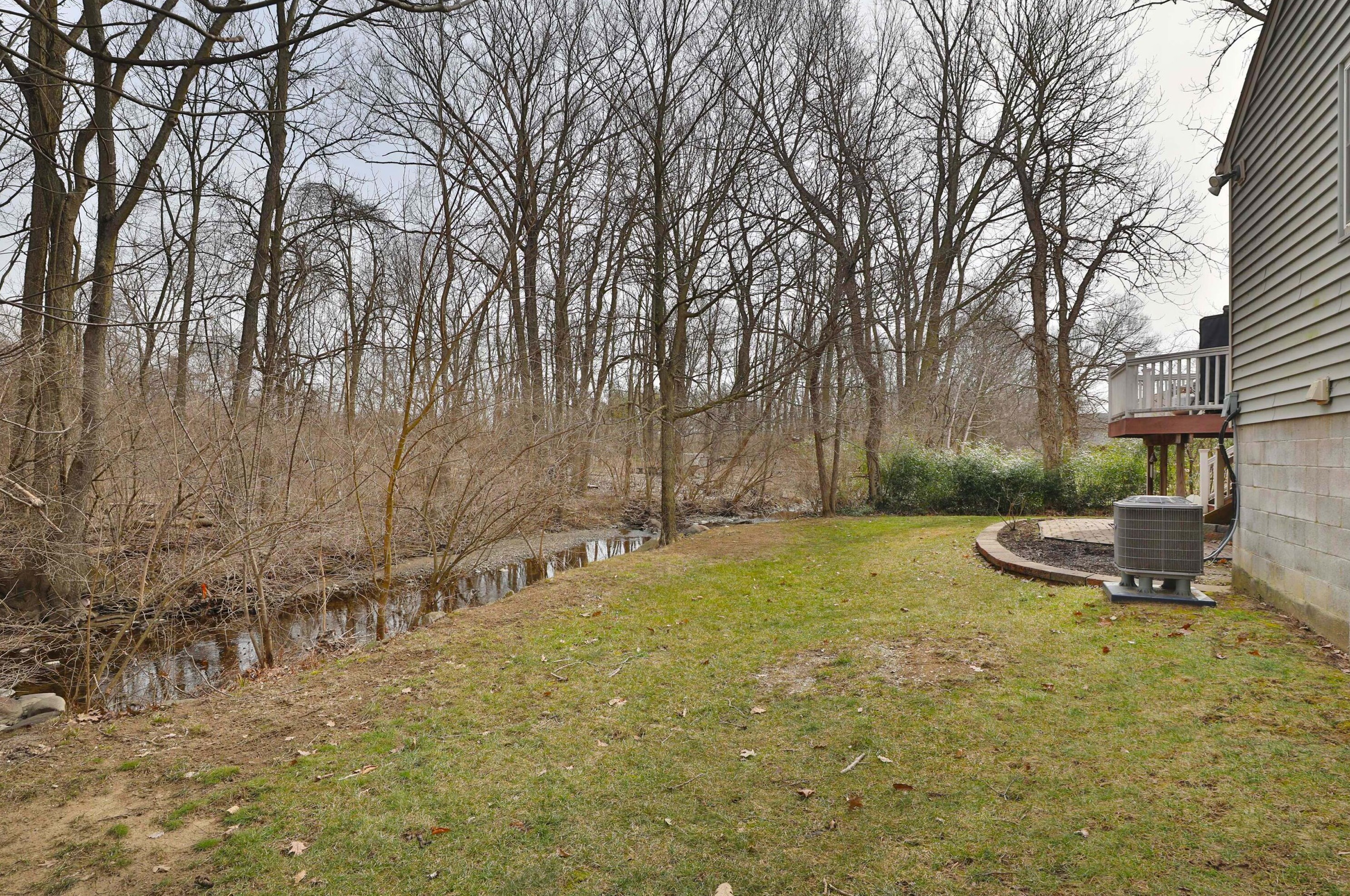 2206 Grn Is Dr, Columbus OH 43228-9432 exterior