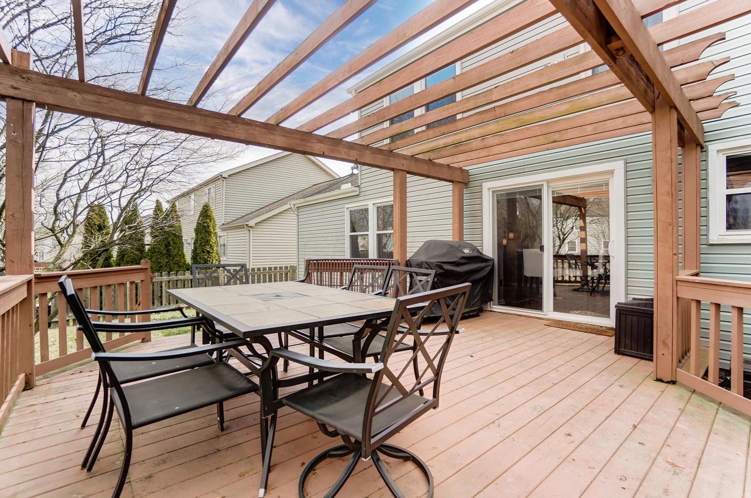 3884 Equestrian Ct, Columbus OH 43221-5902 exterior