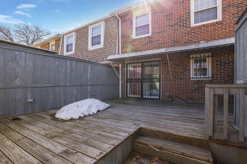 596 Dlyn St, Columbus OH 43228-2515 exterior