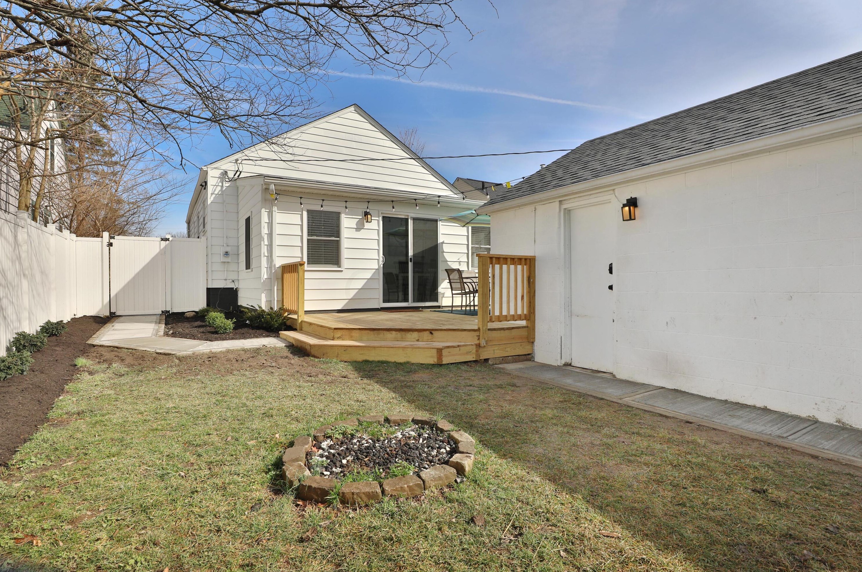 251 Jeffrey Pl, Columbus OH 43214-1706 exterior