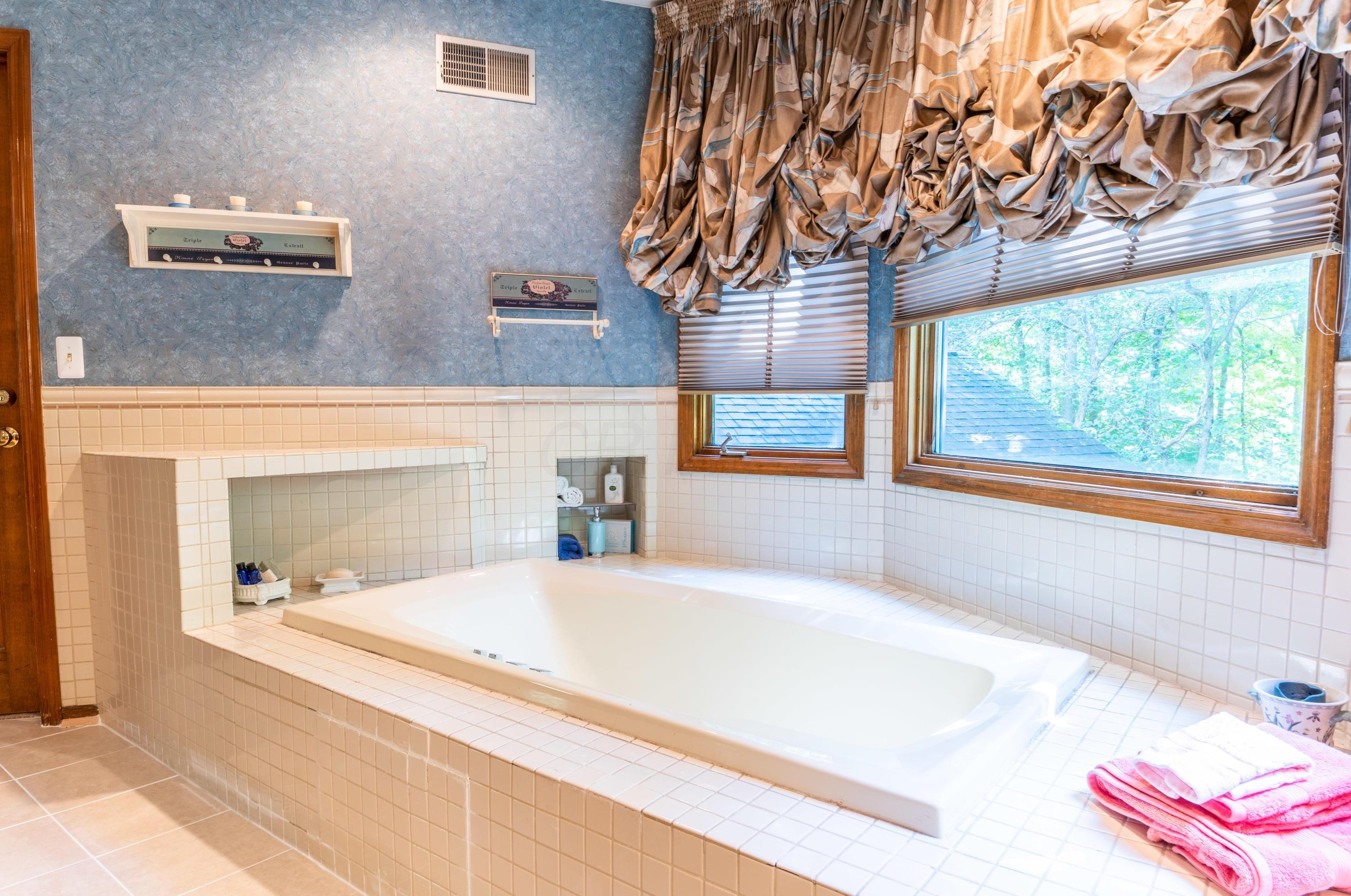 395 Meditation Ln, Columbus OH 43235-1456 exterior