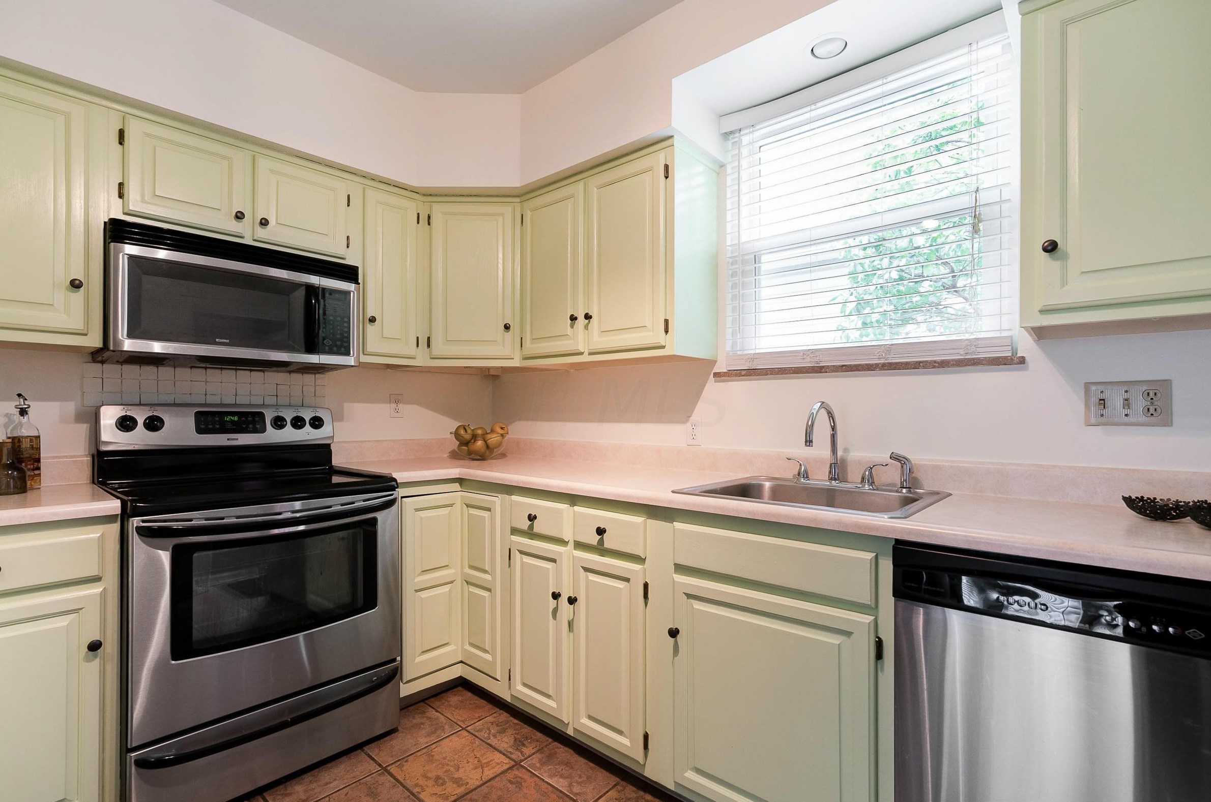 1052 2 Ave, Columbus OH 43201-3761 exterior