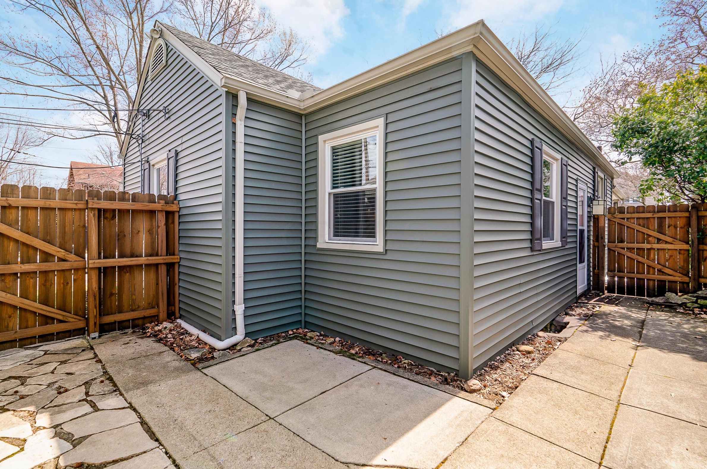 1052 2 Ave, Columbus OH 43201-3761 exterior