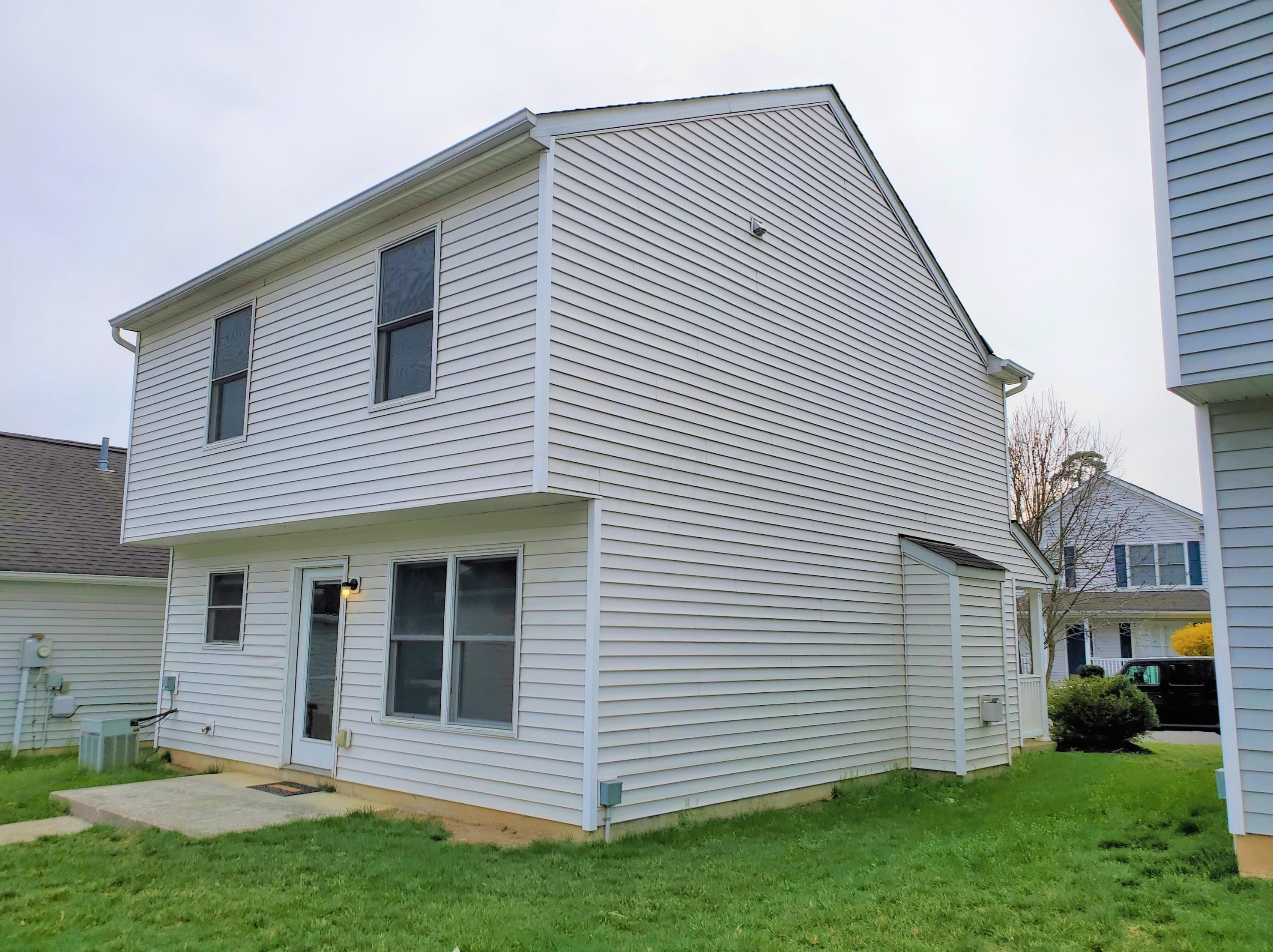 1852 Meadowlawn Dr, Columbus OH  43219-5524 exterior