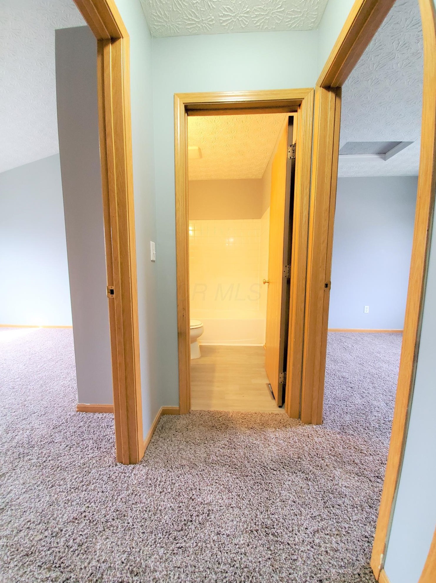 1852 Meadowlawn Dr, Columbus OH  43219-5524 exterior