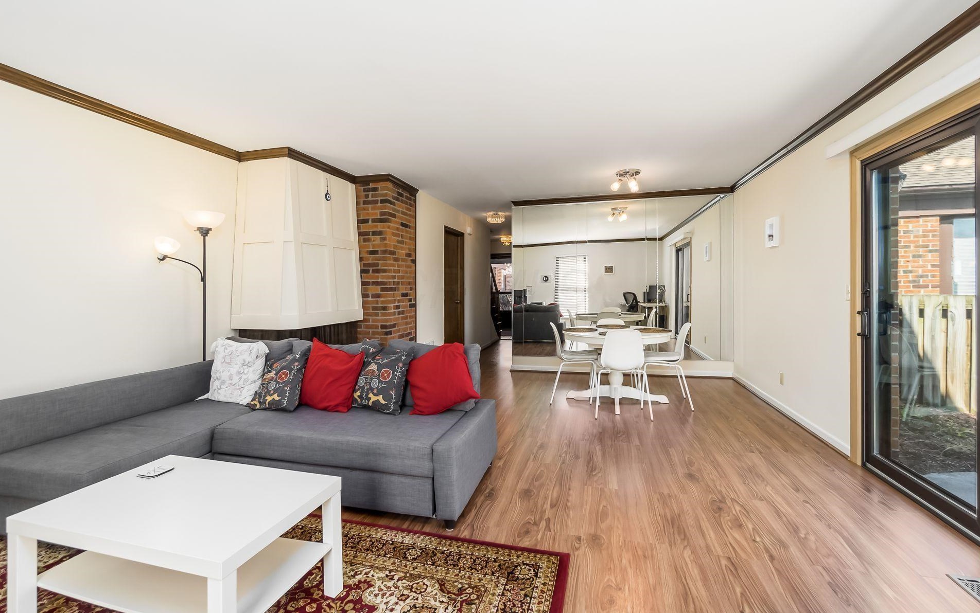 4275 Chaucer Ln, Columbus OH 43220-4079 exterior