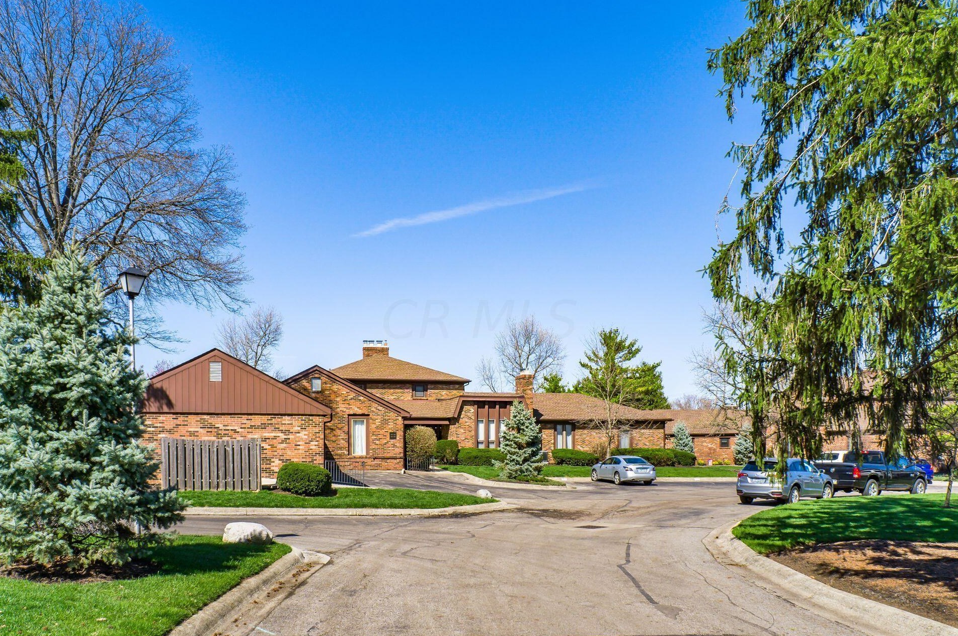 4275 Chaucer Ln, Columbus OH 43220-4079 exterior