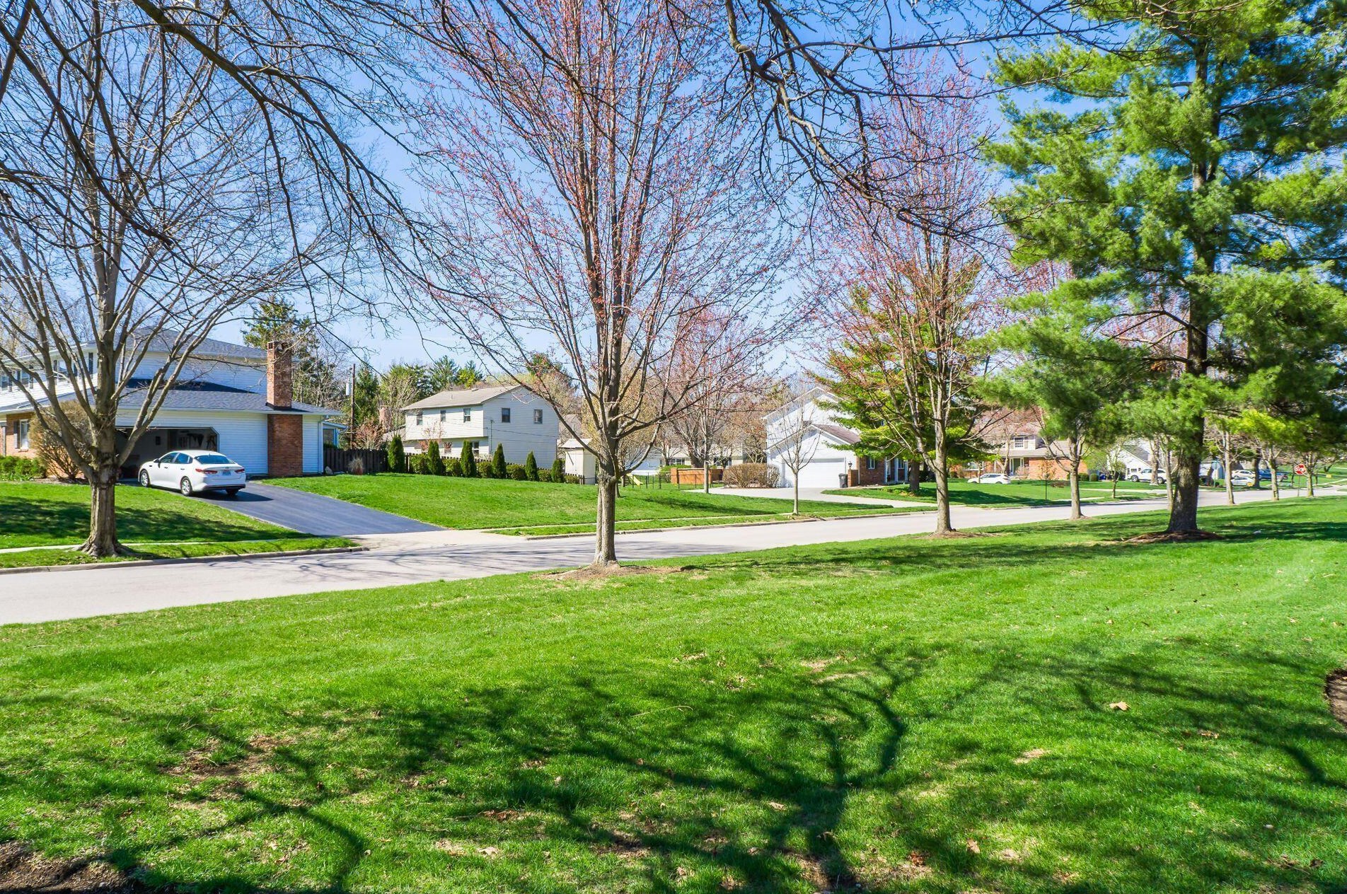 4275 Chaucer Ln, Columbus OH 43220-4079 exterior