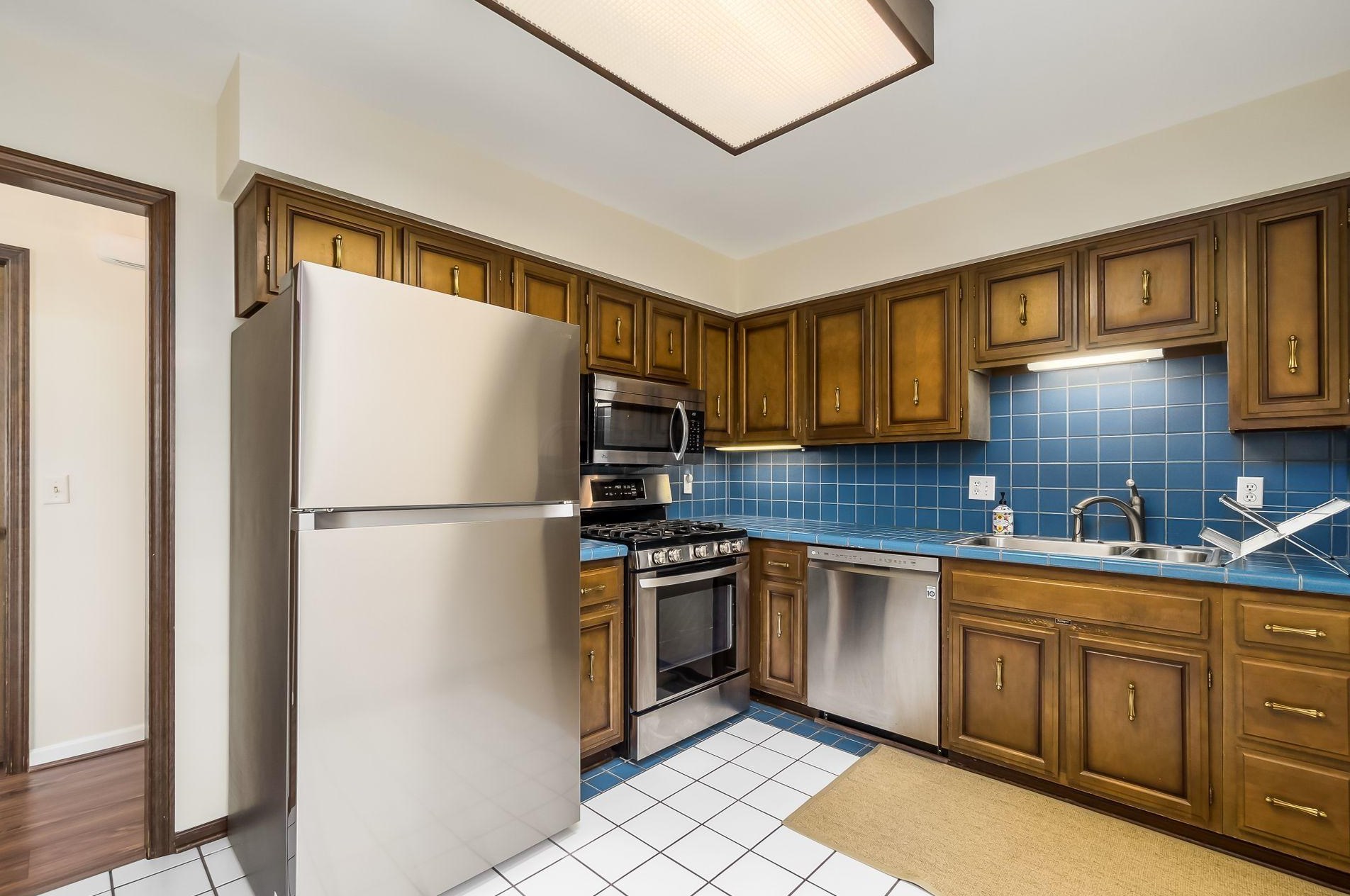 4275 Chaucer Ln, Columbus OH 43220-4079 exterior