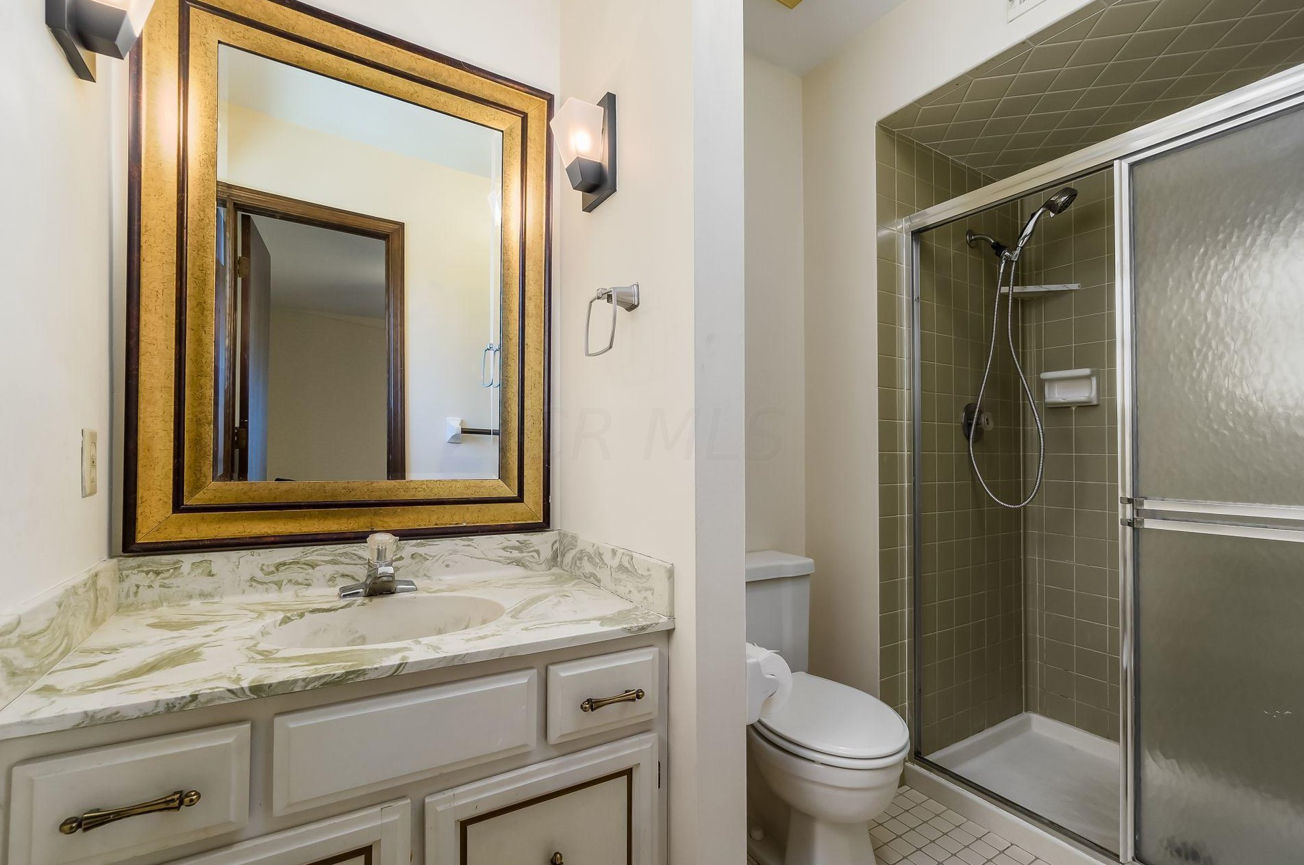 4275 Chaucer Ln, Columbus OH 43220-4079 exterior