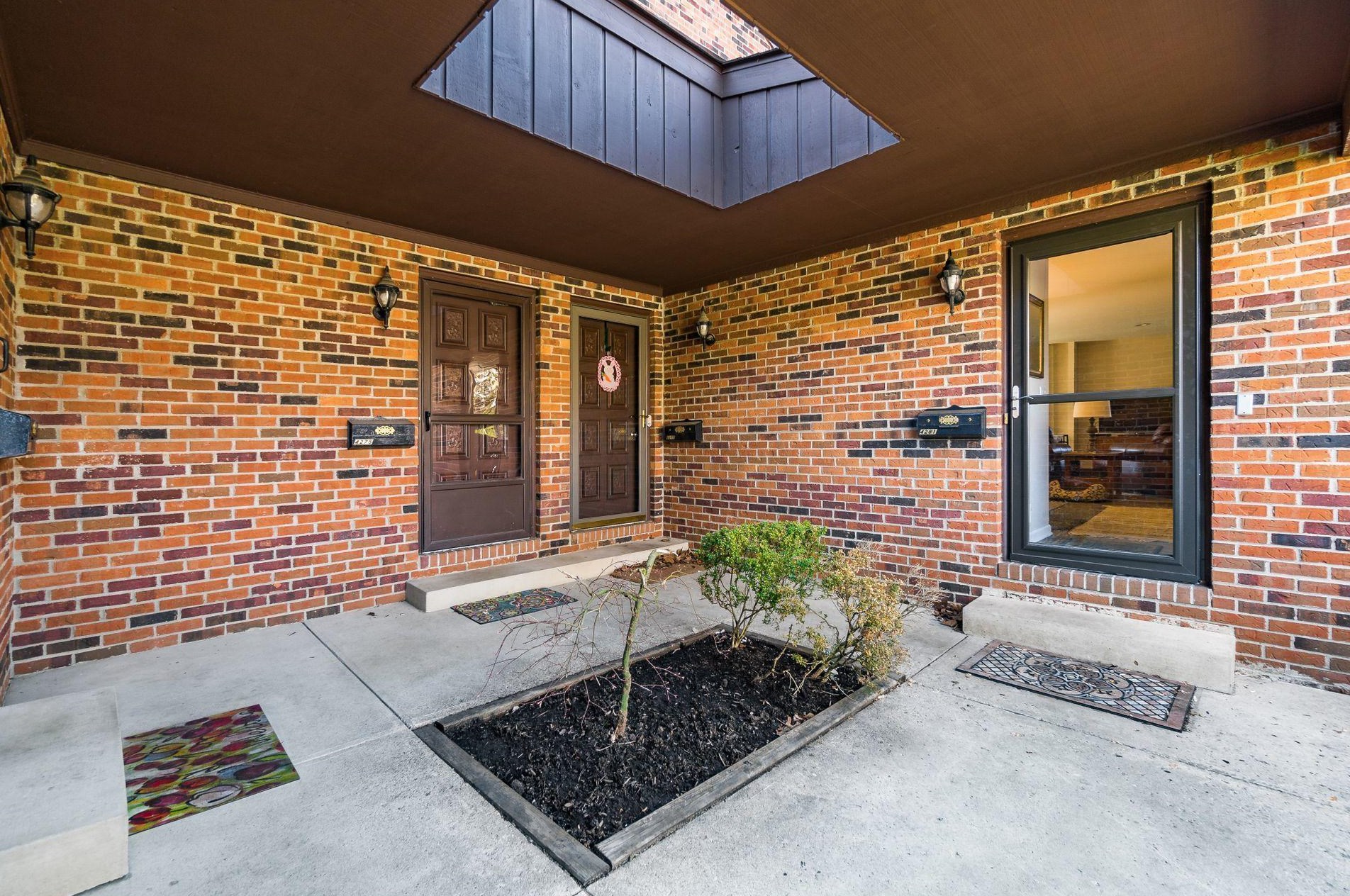 4275 Chaucer Ln, Columbus, OH 43220-4055