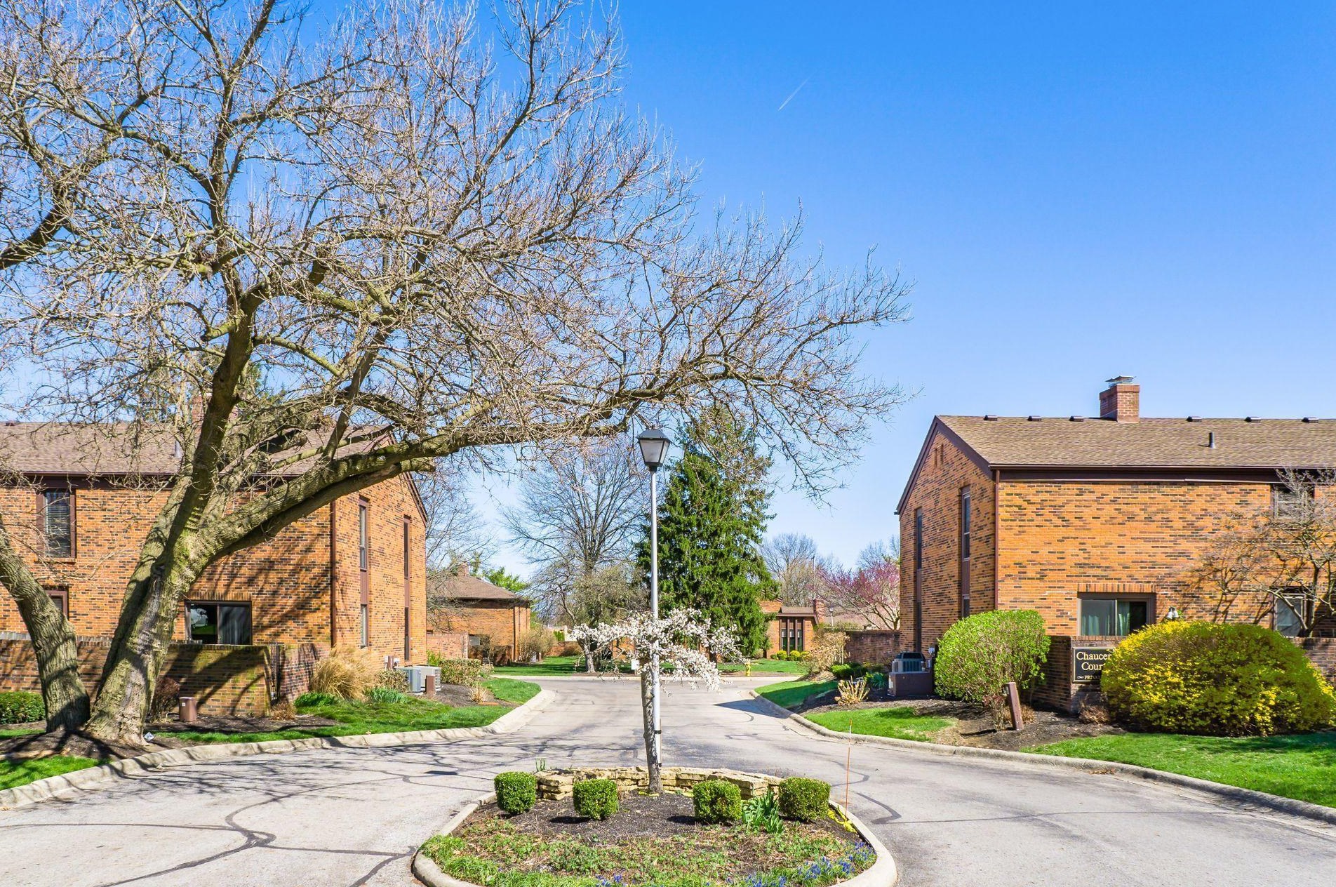 4275 Chaucer Ln, Columbus OH 43220-4079 exterior