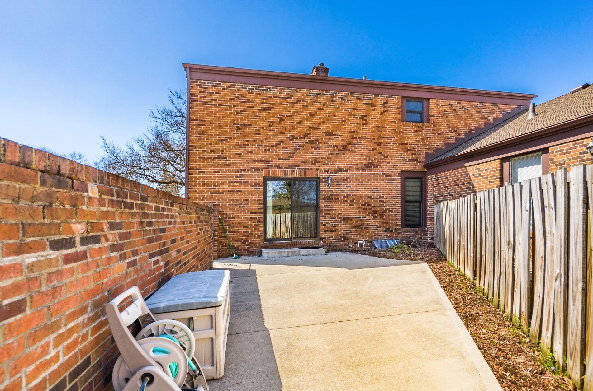 4275 Chaucer Ln, Columbus OH 43220-4079 exterior