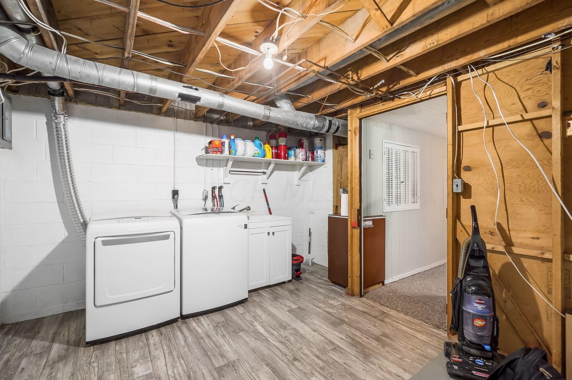 4275 Chaucer Ln, Columbus OH 43220-4079 exterior