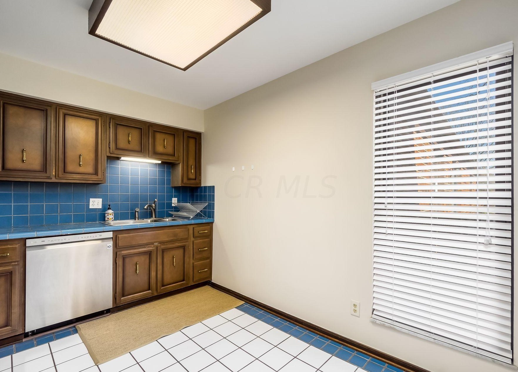 4275 Chaucer Ln, Columbus OH 43220-4079 exterior