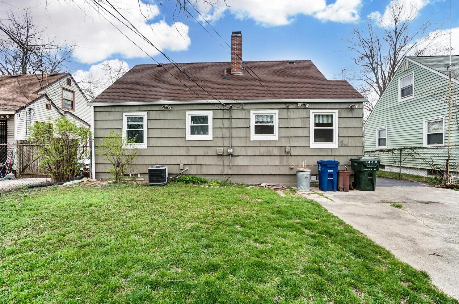 3443 Dresden St, Columbus OH 43224-3442 exterior