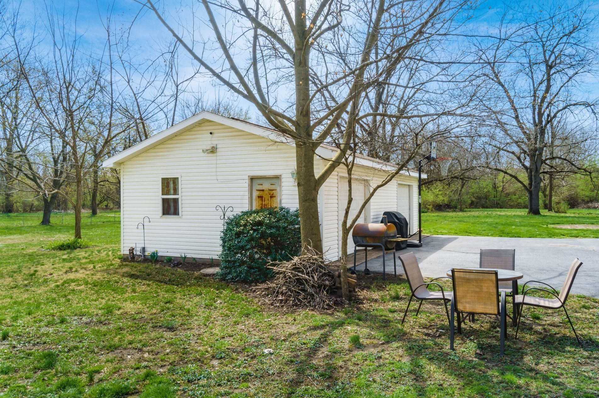 947 Hart Rd, Columbus OH 43223-3326 exterior