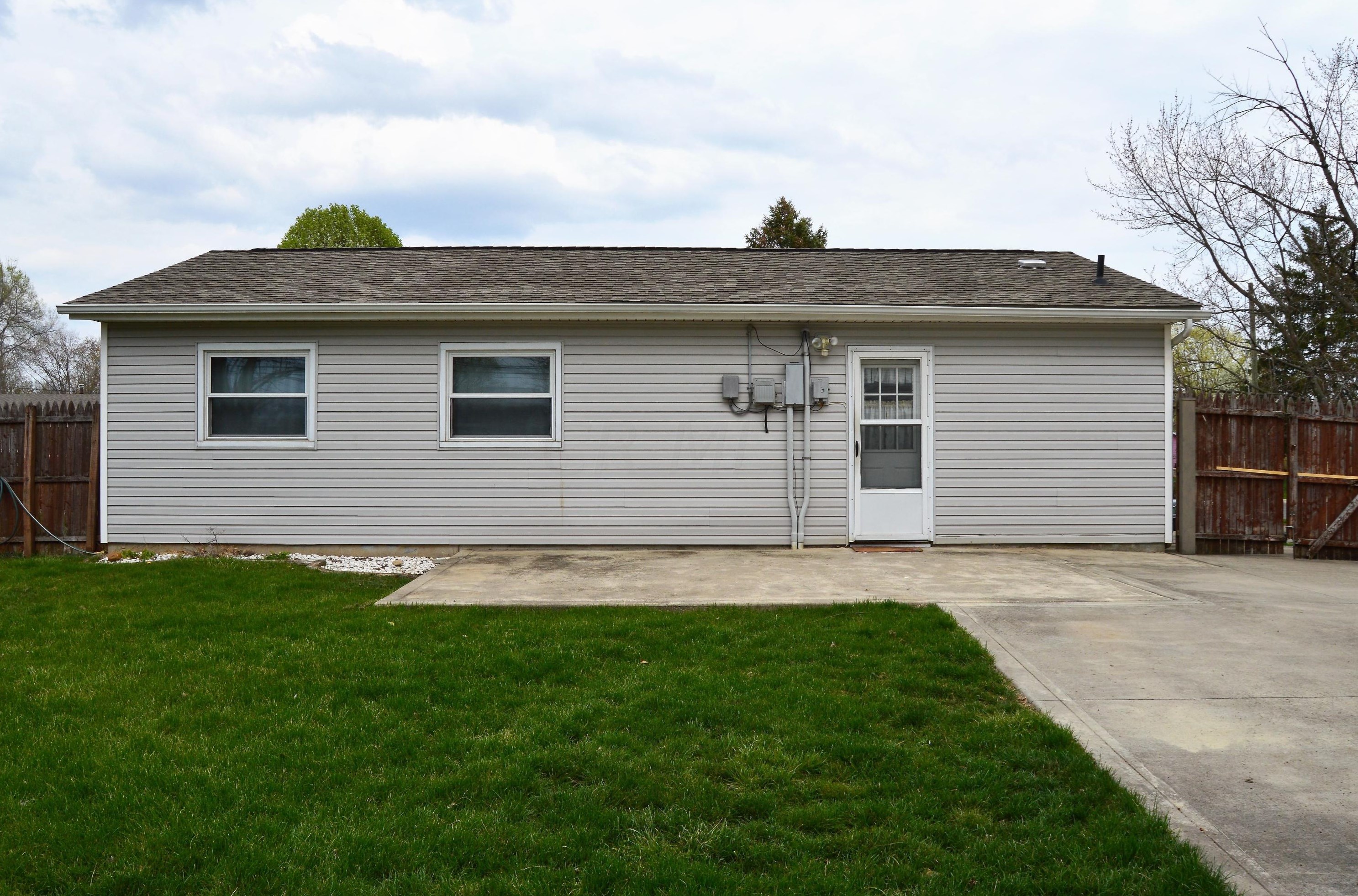 5211 Zimmer Dr, Columbus OH 43232-6047 exterior