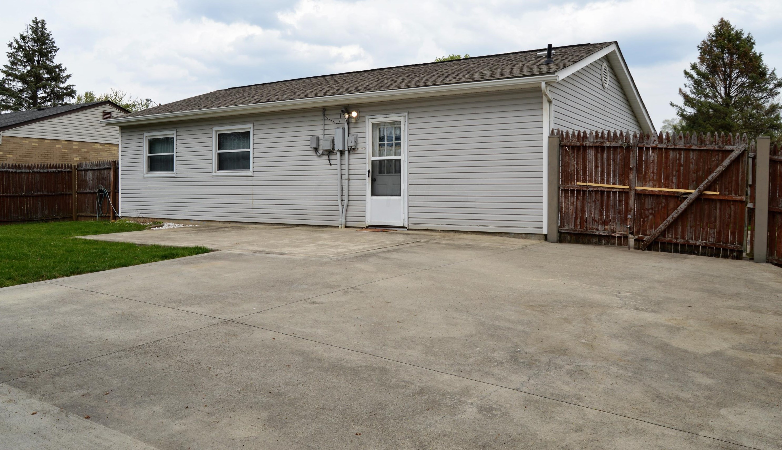 5211 Zimmer Dr, Columbus OH 43232-6047 exterior