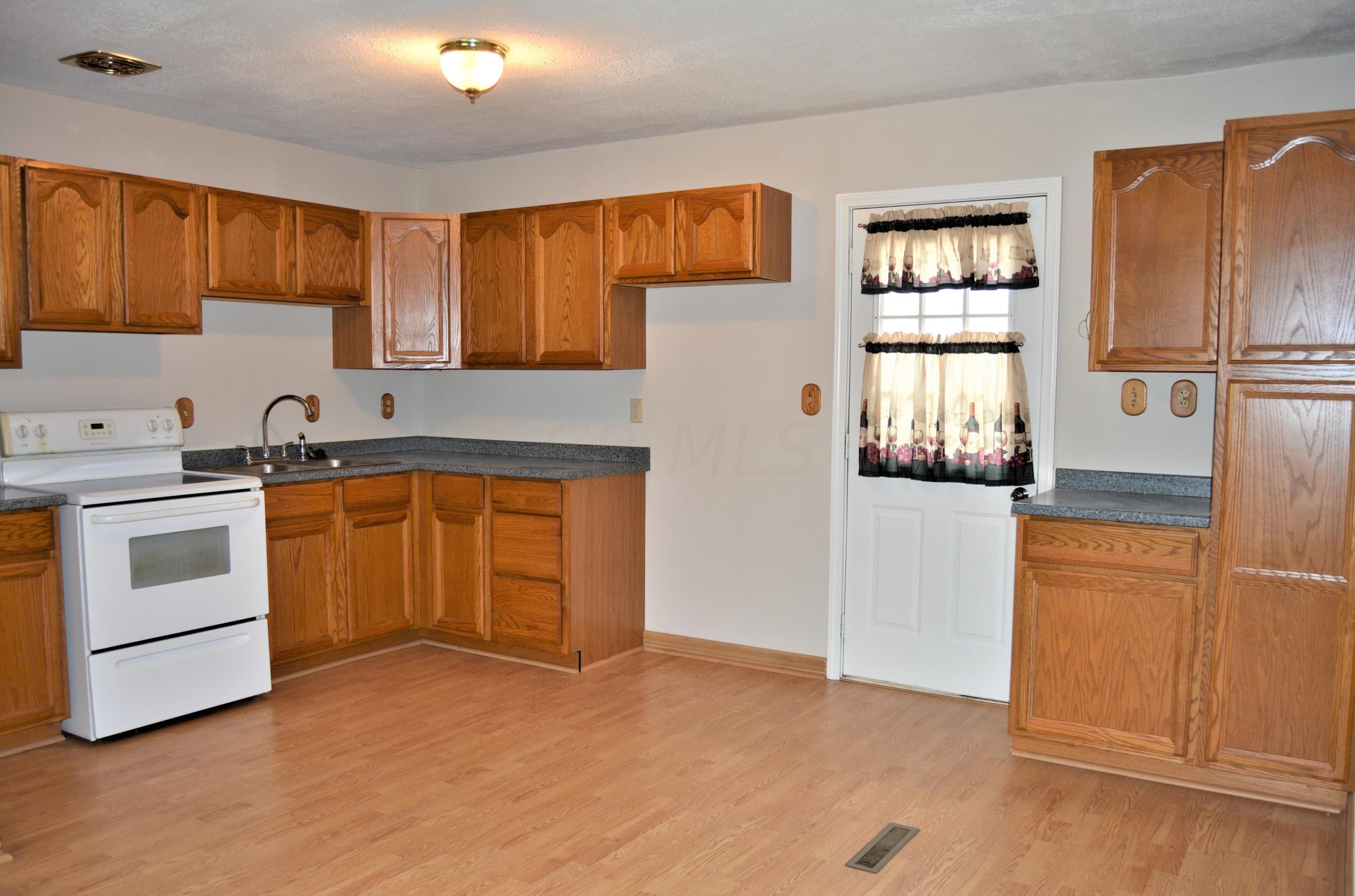 5211 Zimmer Dr, Columbus OH 43232-6047 exterior