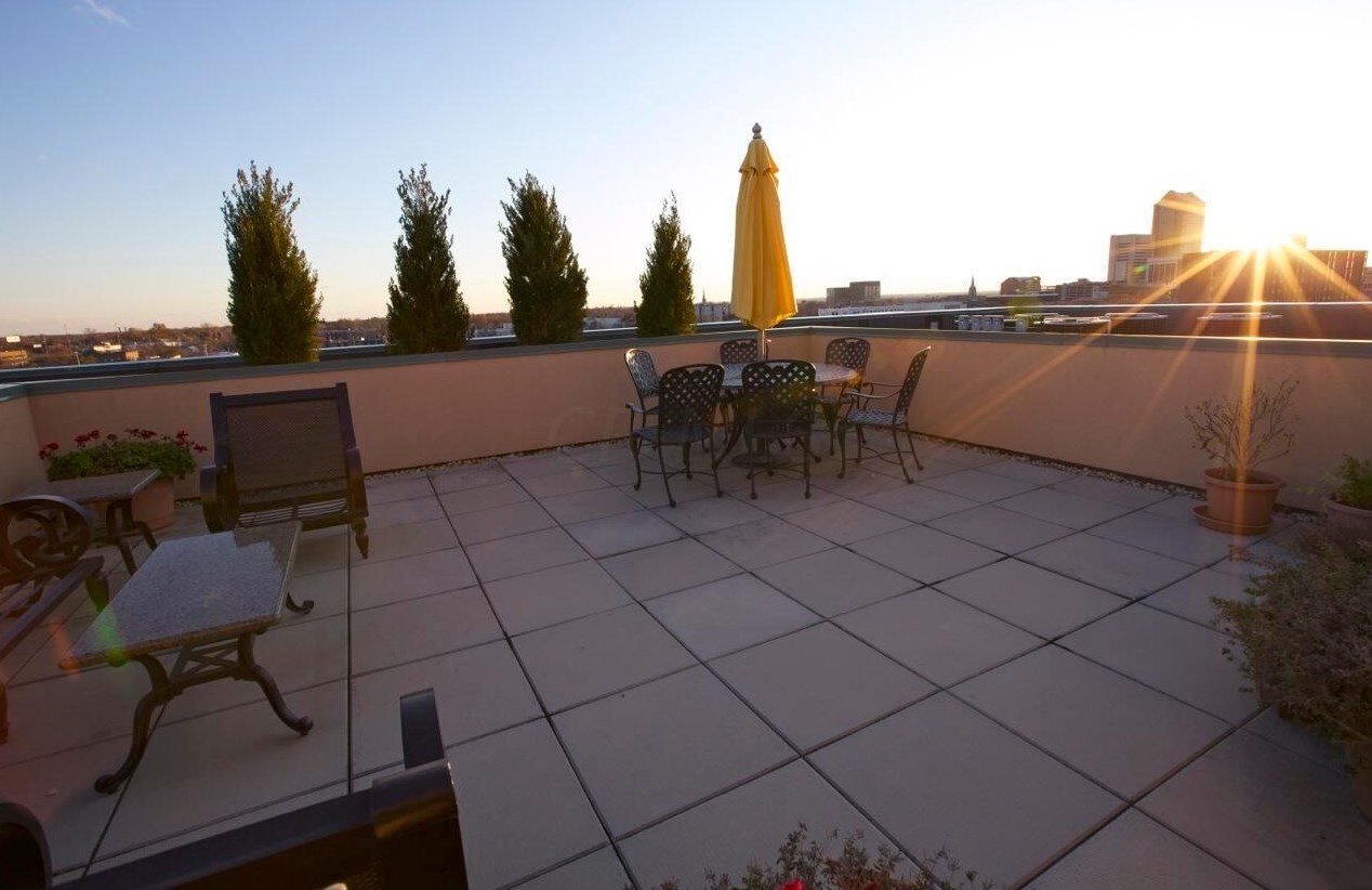 196 Grant Ave, Columbus OH 43215-8359 exterior