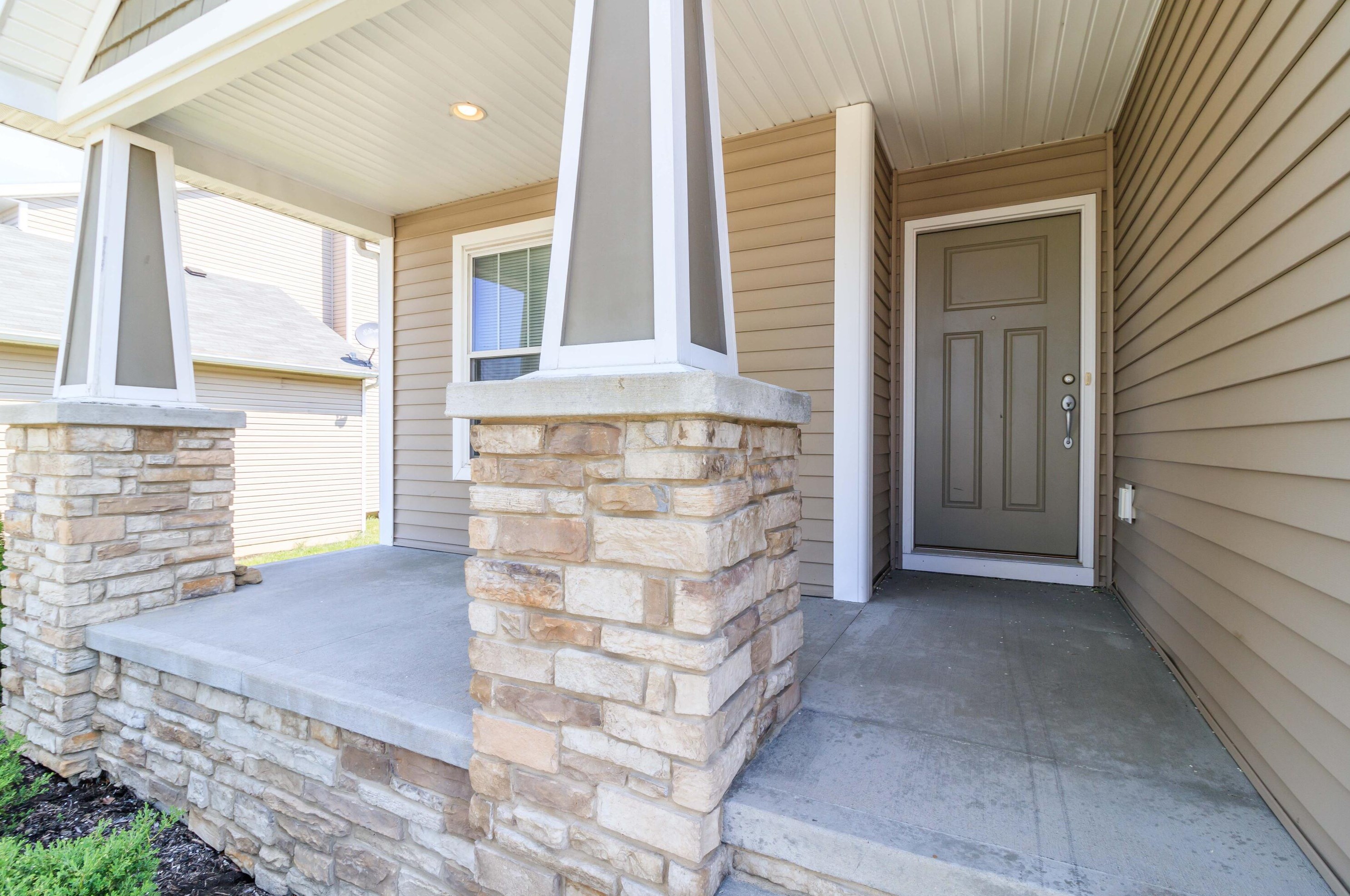 384 Market St, Lithopolis, OH 43136-9737