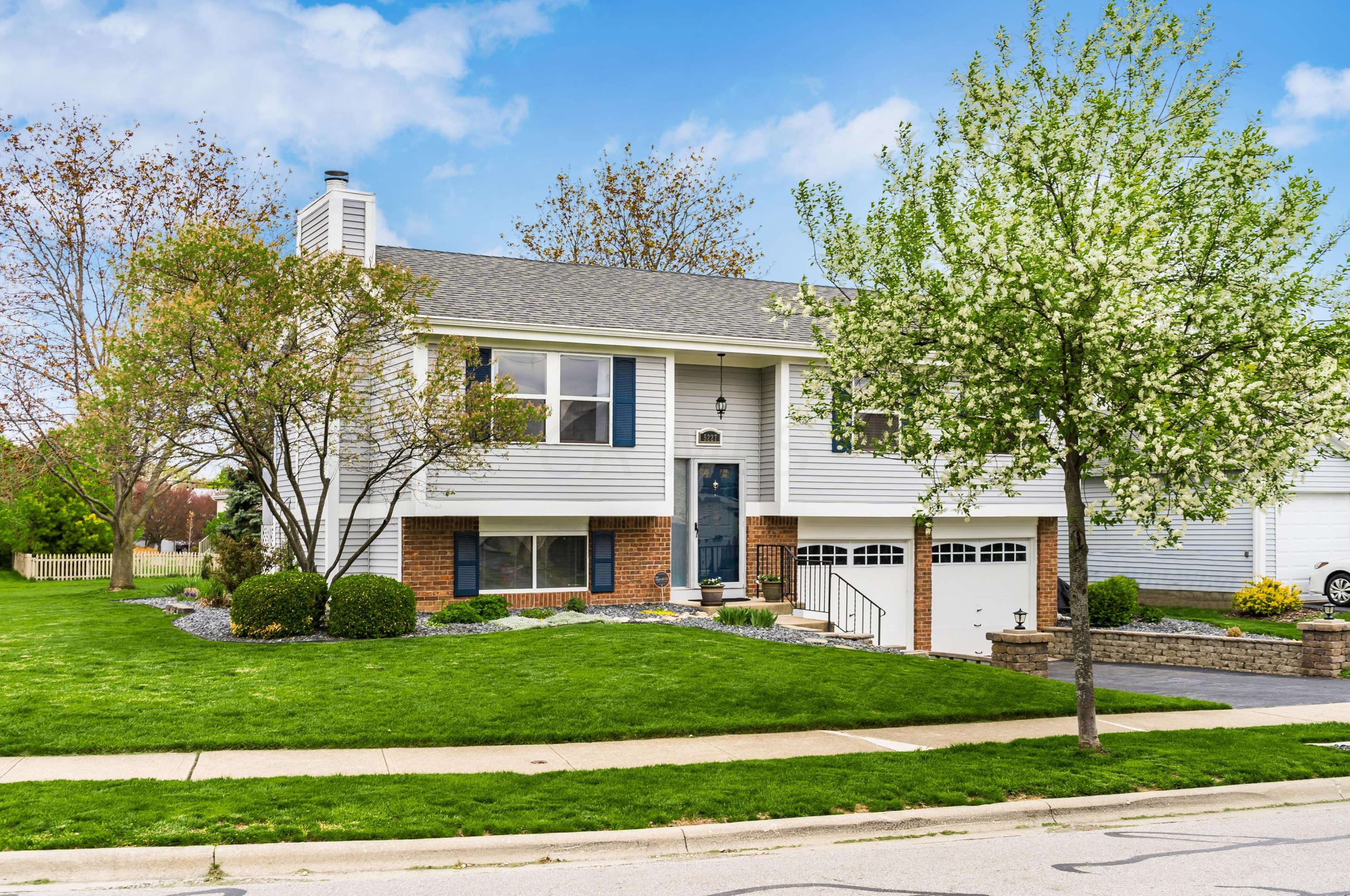 5227 Saddlebrook Dr, Columbus, OH 43221-5916