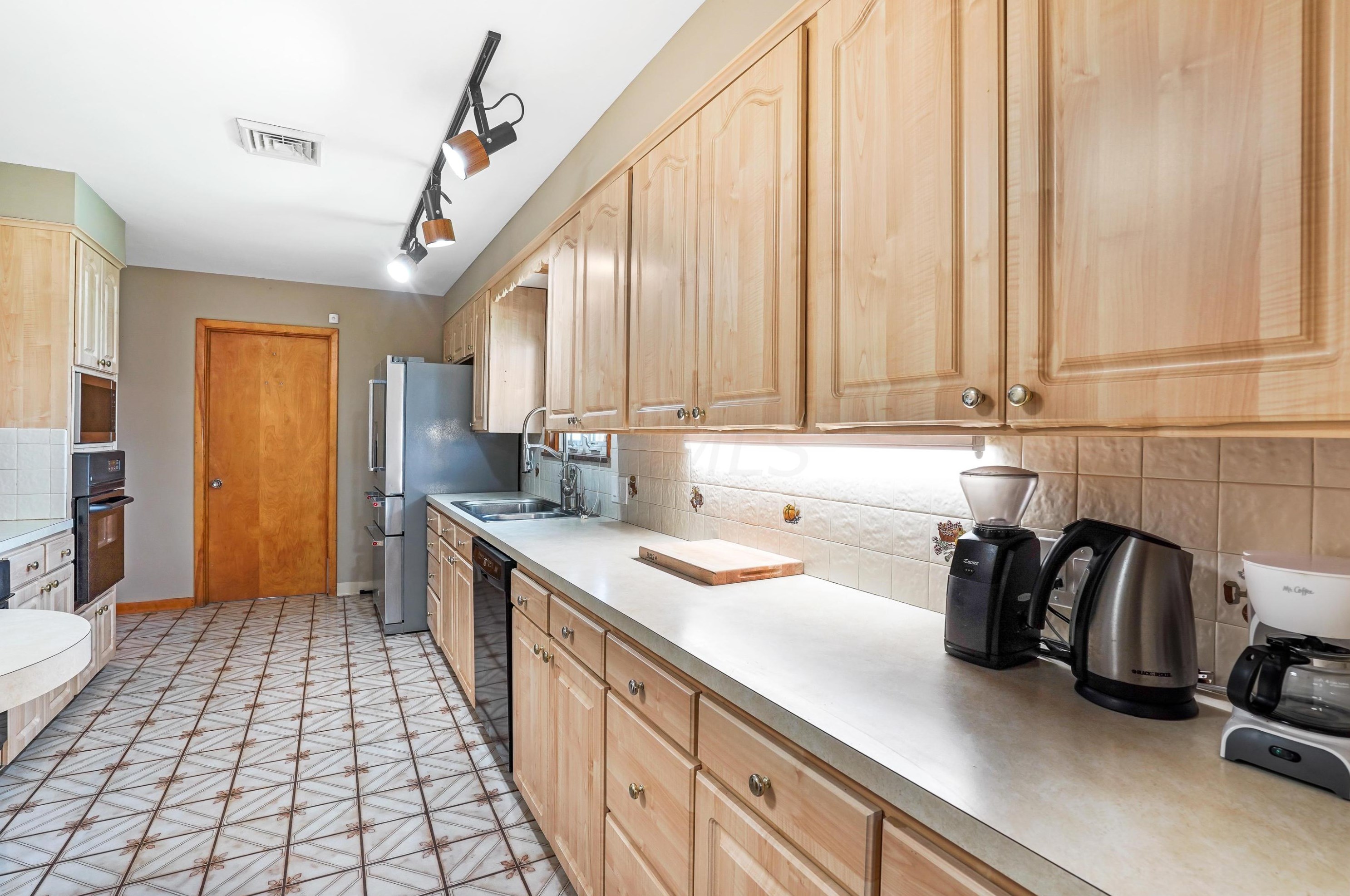 1552 Hickory Run Dr, Columbus OH 43204-1517 exterior