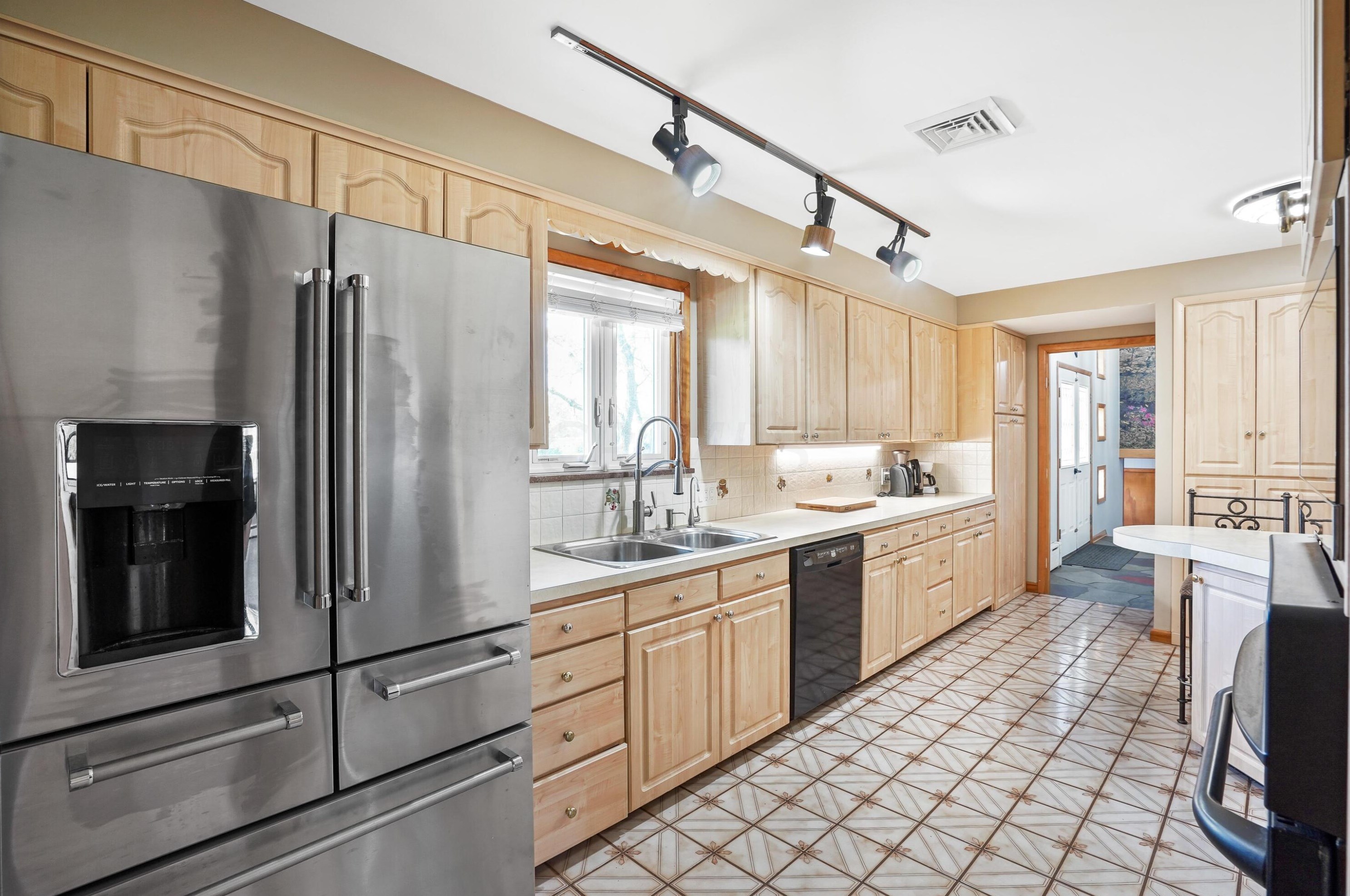 1552 Hickory Run Dr, Columbus OH 43204-1517 exterior