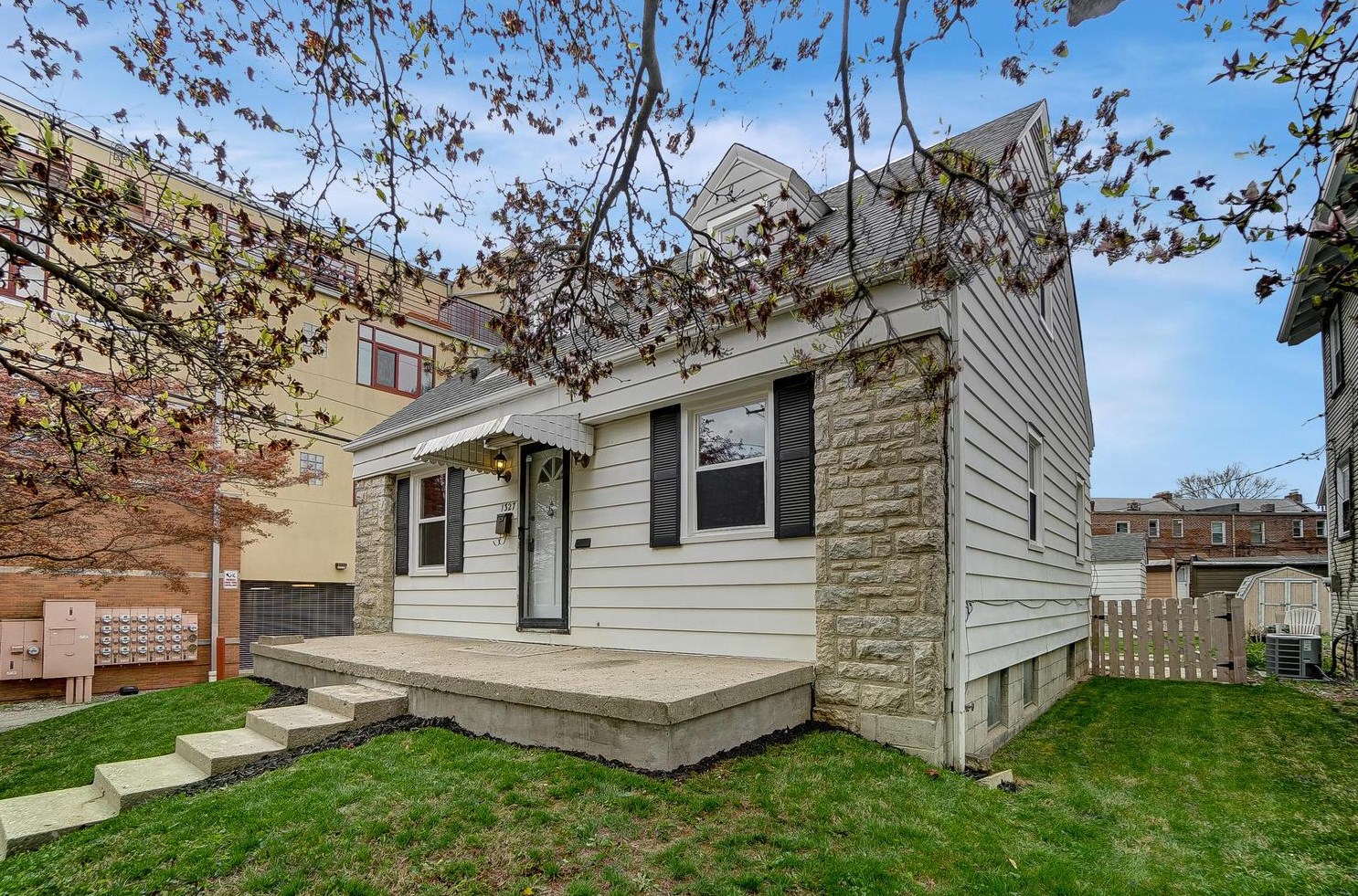 1327 Meadow Rd, Columbus, OH 43212-3002
