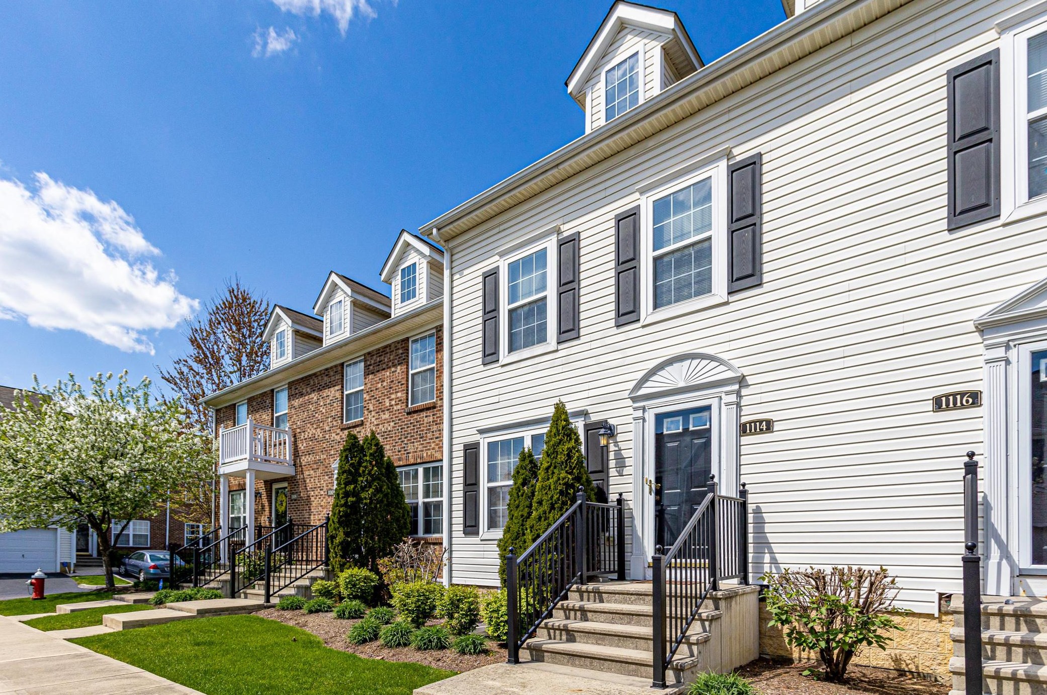 1114 Green Knoll Dr, Westerville, OH 43081-7045